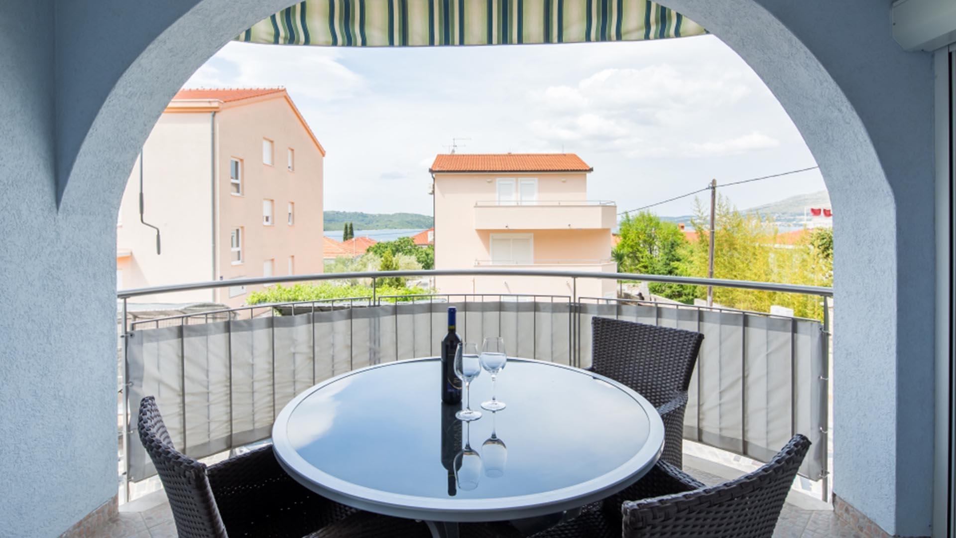 FeWo mit Meerblick - 2 km vom Trogir , WLAN, Klima