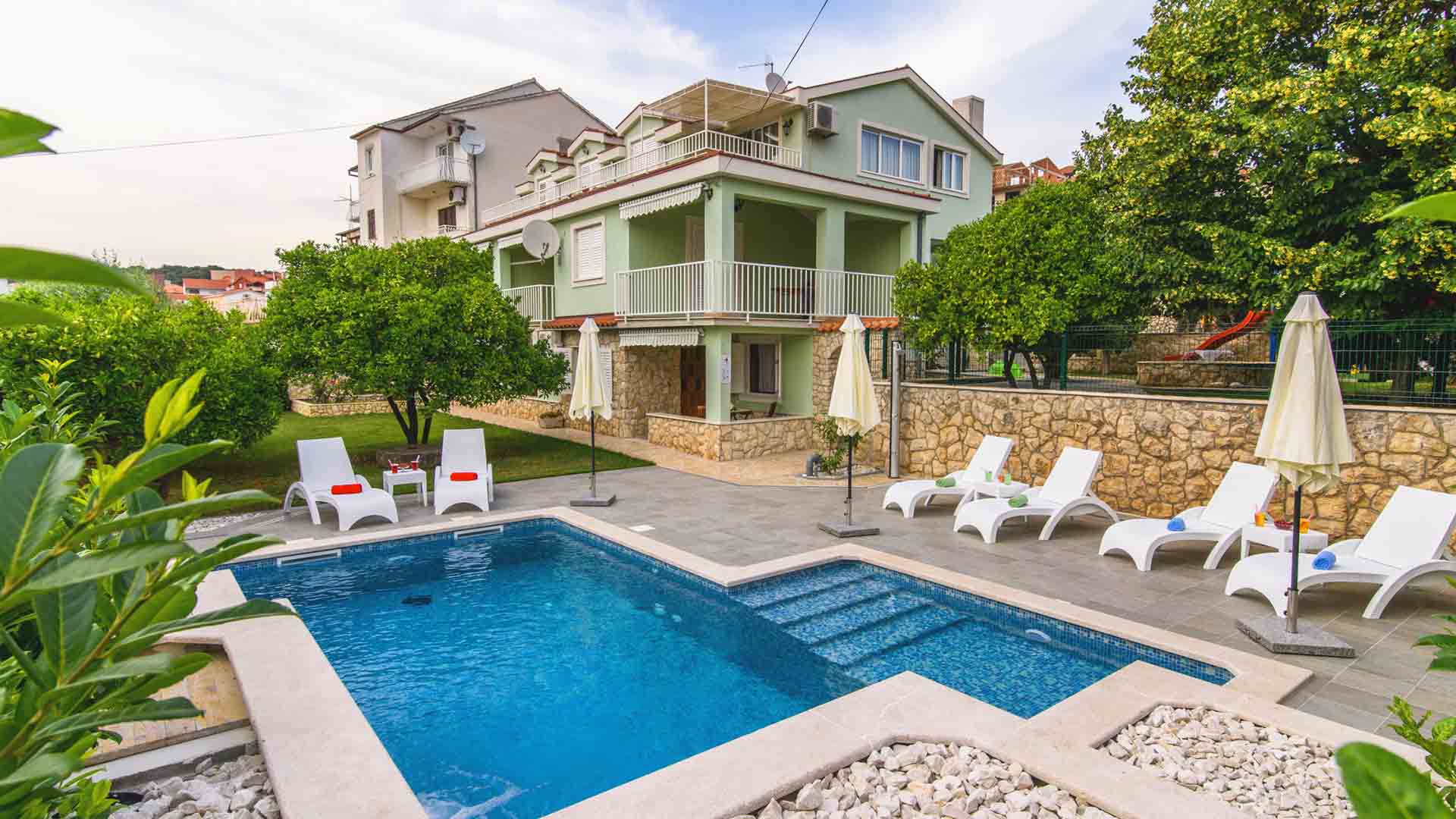 Meerblick-Wohnung in der Nähe von Strand und Trogir