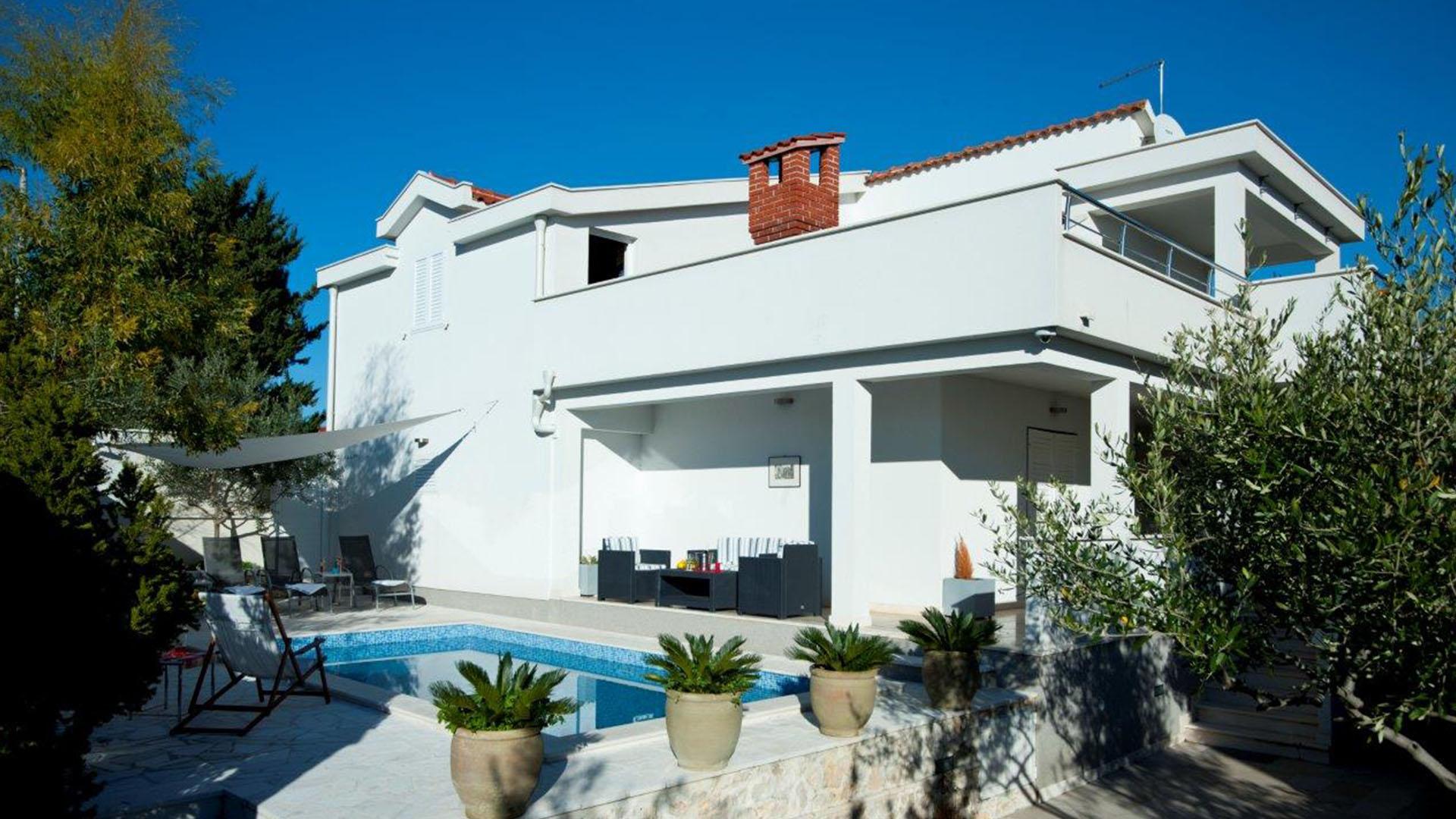 Charmantes Ferienhaus mit Pool in Strandnähe