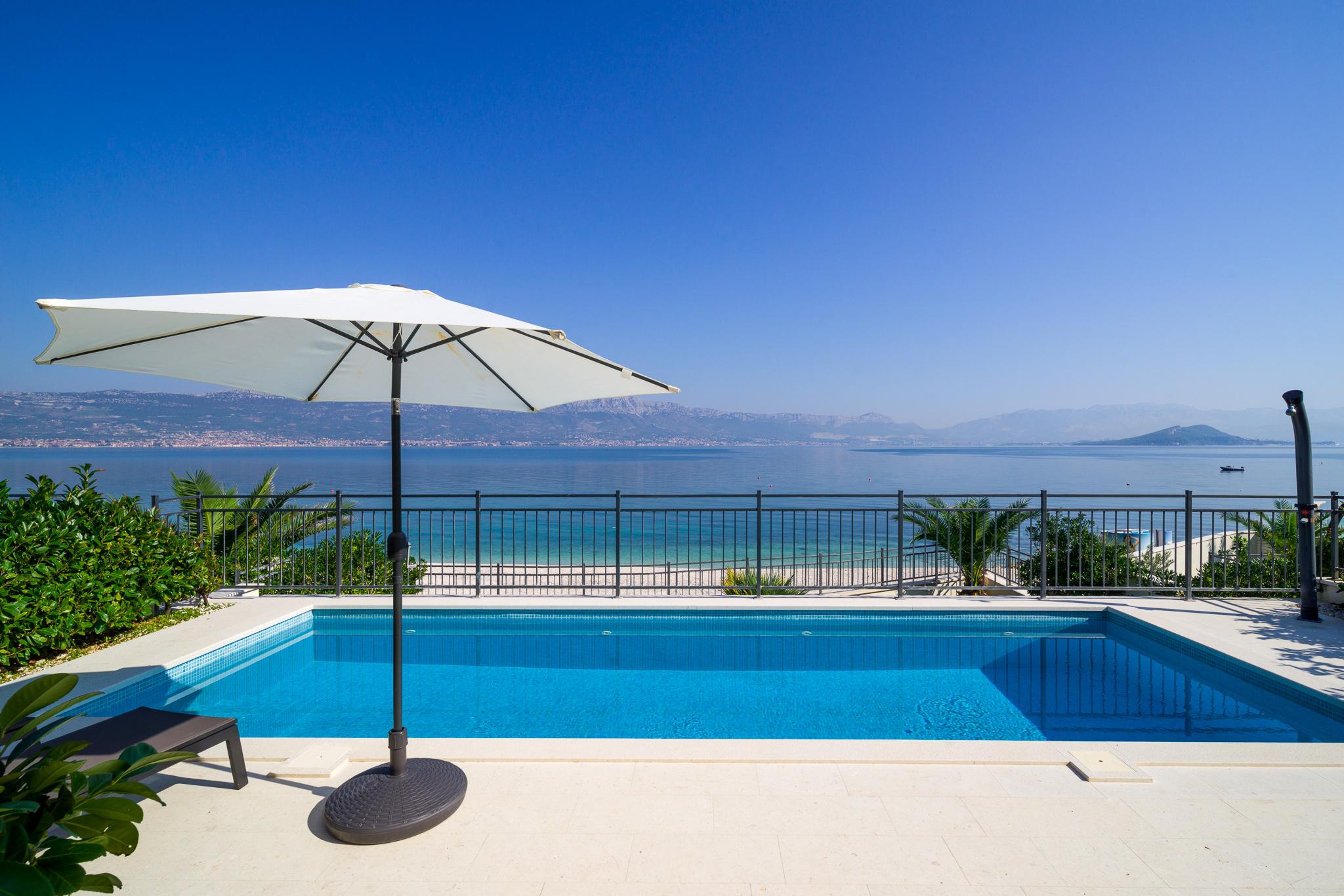 Luxuriöse Strandvilla mit privatem Pool