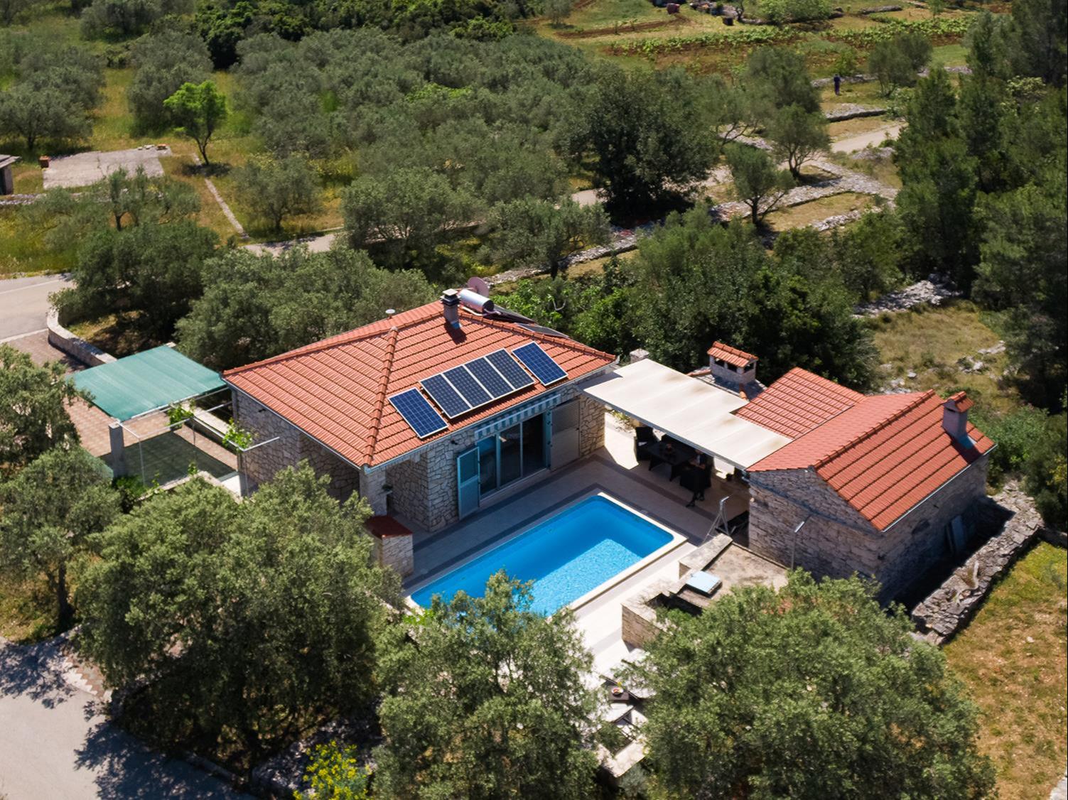 Schönes solarbetriebenes Ferienhaus mit Pool 