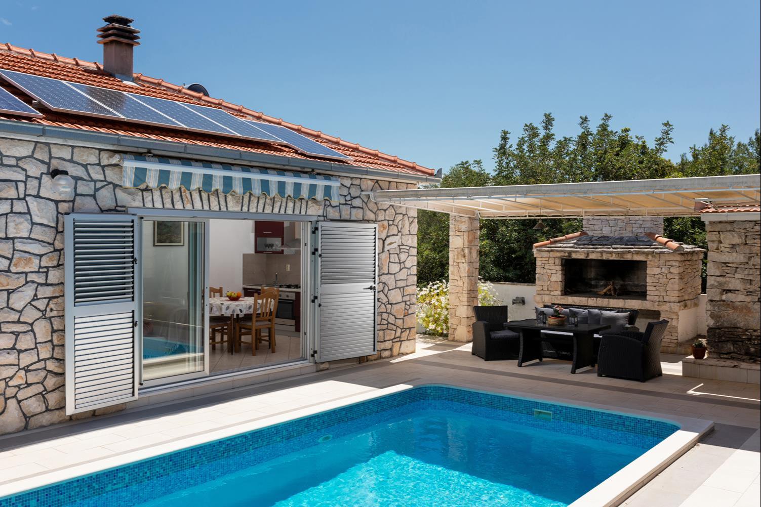 Schönes solarbetriebenes Ferienhaus mit Pool 