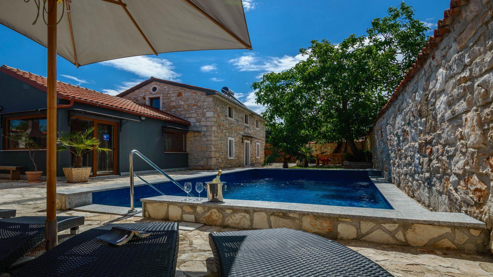 Ferienhaus mit Pool - Garten, Klima, WLAN in Veliki Vareski