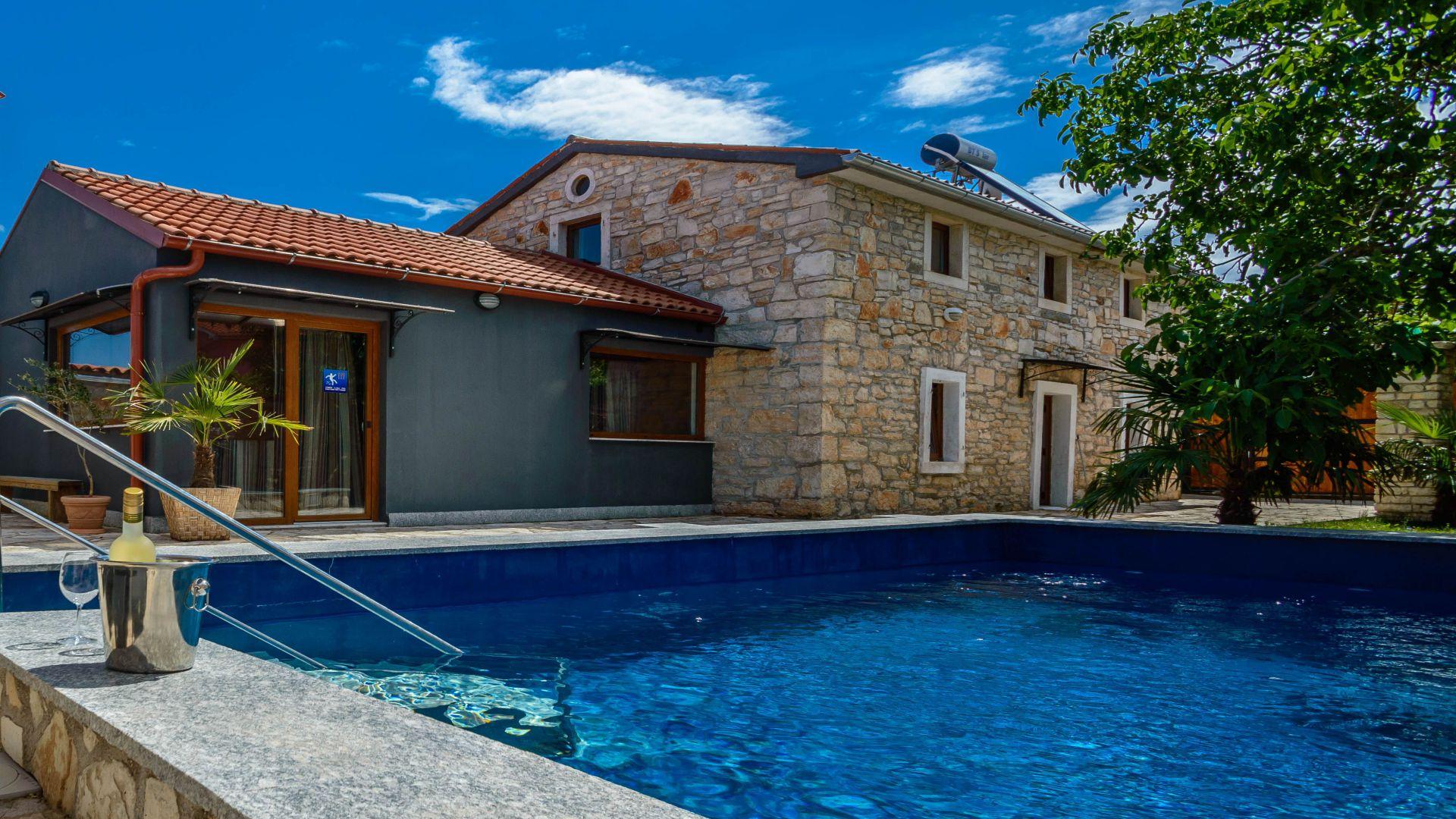 Ferienhaus mit Pool - Garten, Klima, WLAN in Veliki Vareski