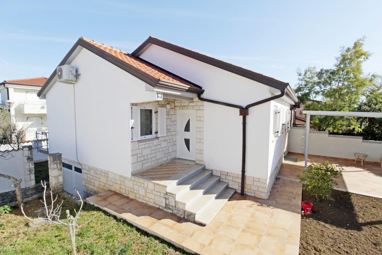 Ferienhaus mit 2 Schlafzimmern und einem großen Garten 