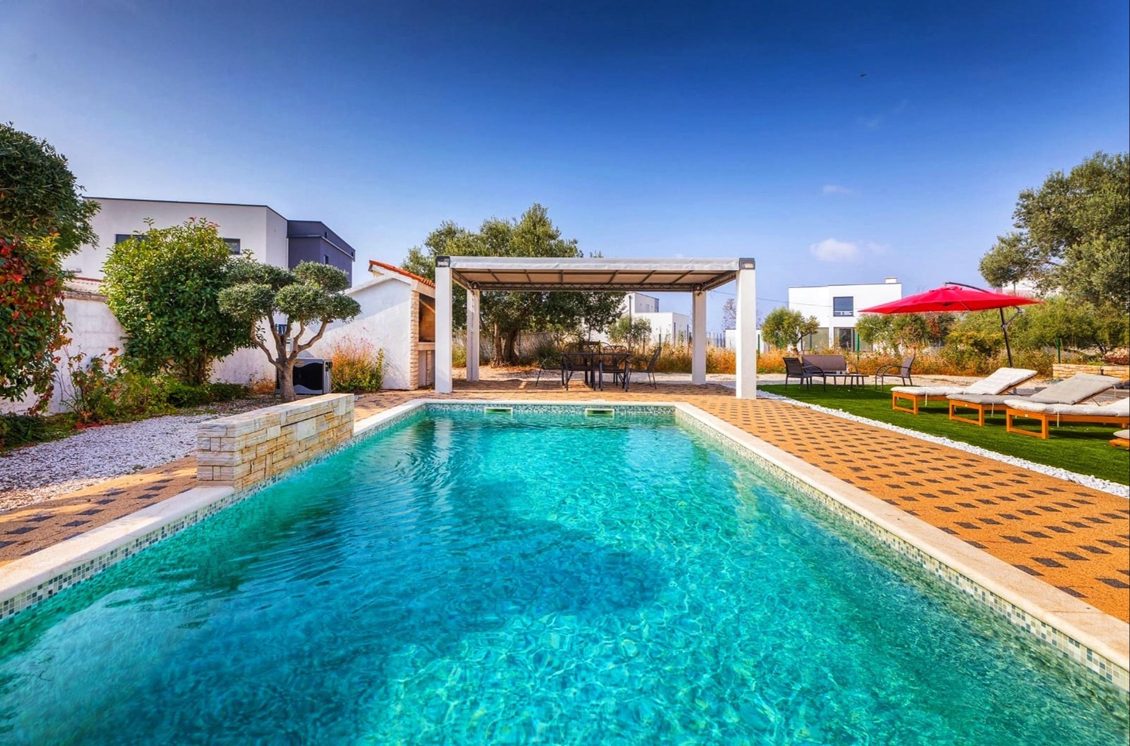 Stilvolle Villa mit Pool & Grill