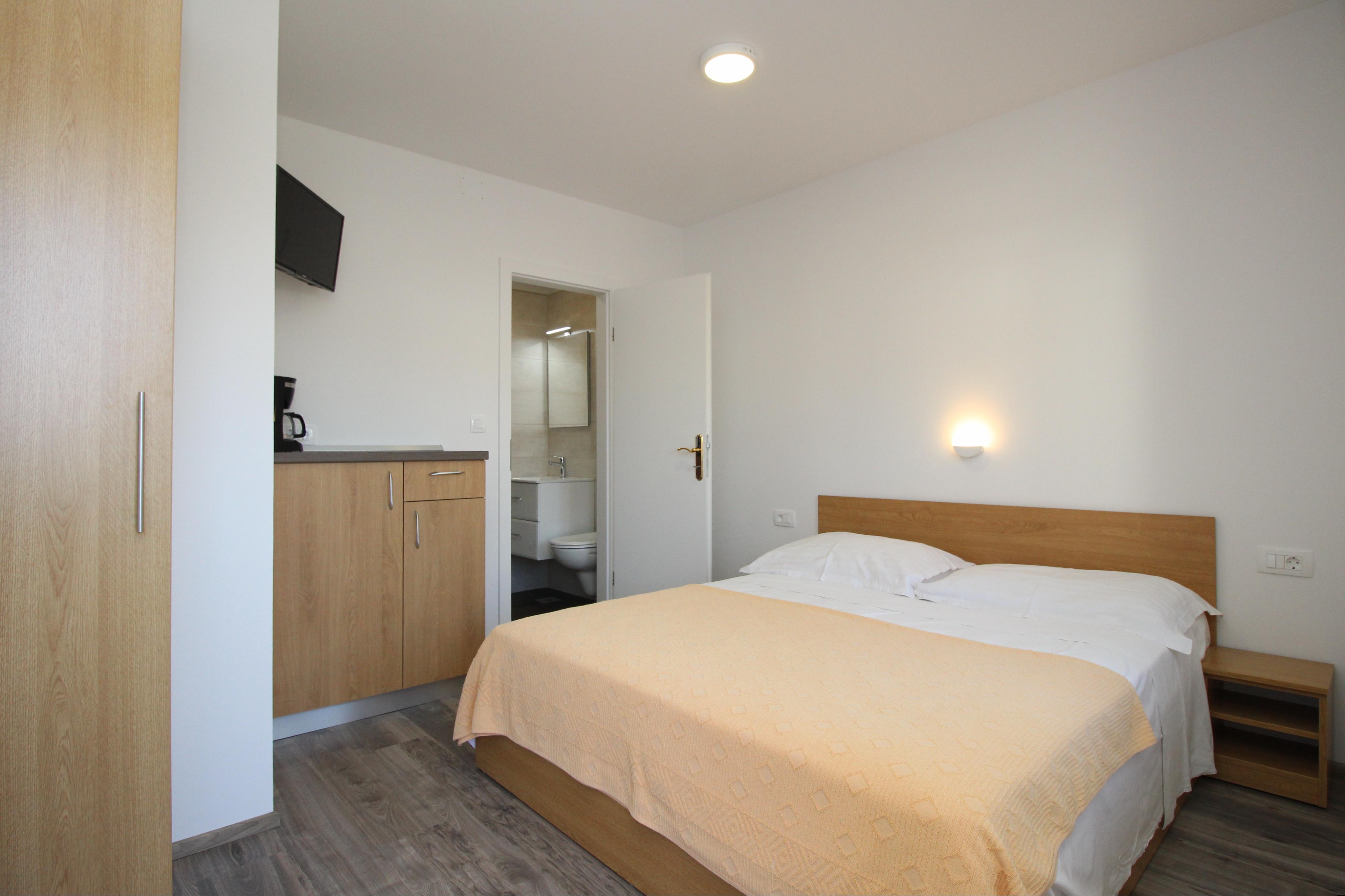 Doppelzimmer mit eigenem Badezimmer-mit Klima, WLAN und Sat-TV