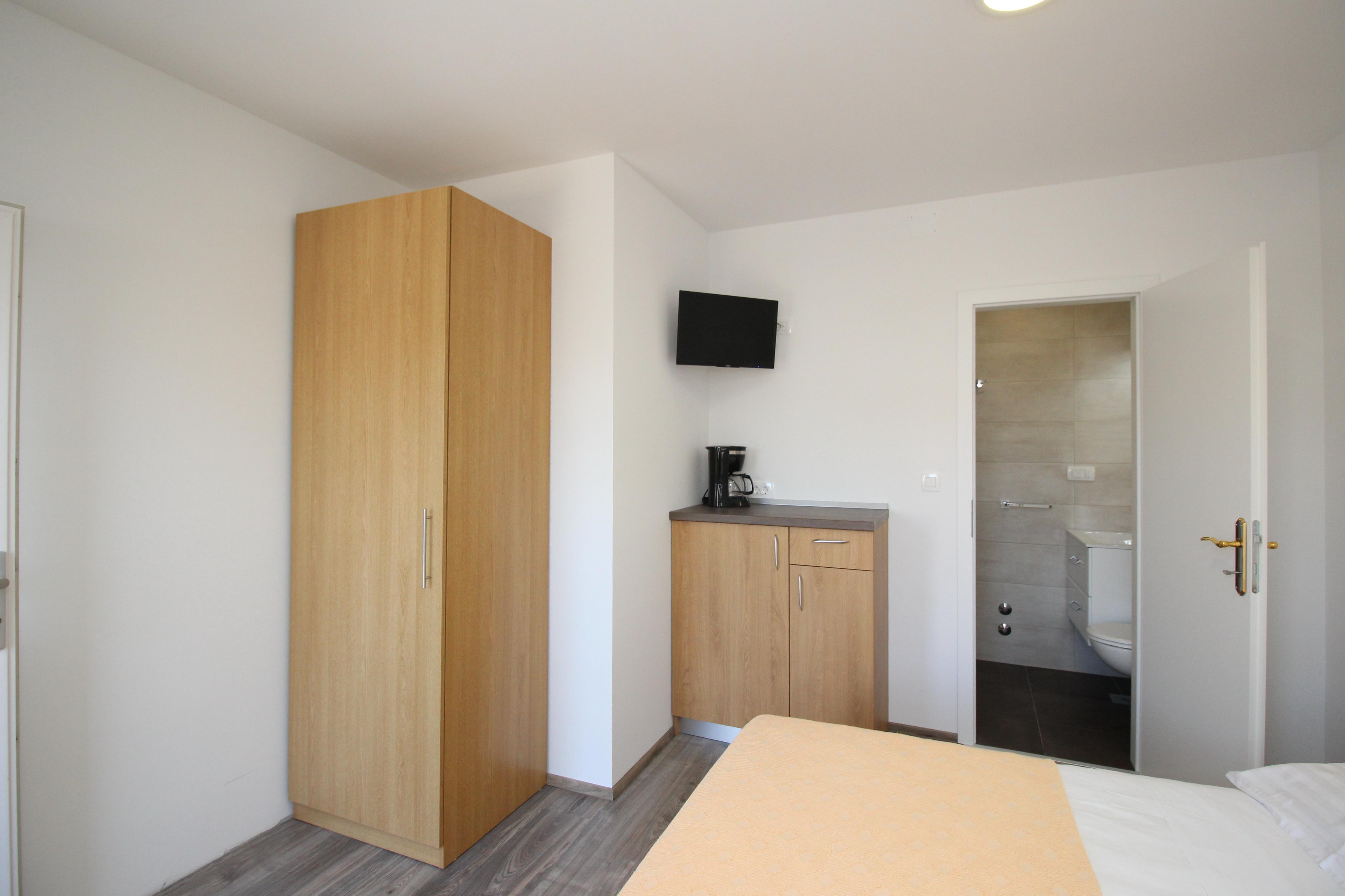 Doppelzimmer mit eigenem Badezimmer-mit Klima, WLAN und Sat-TV
