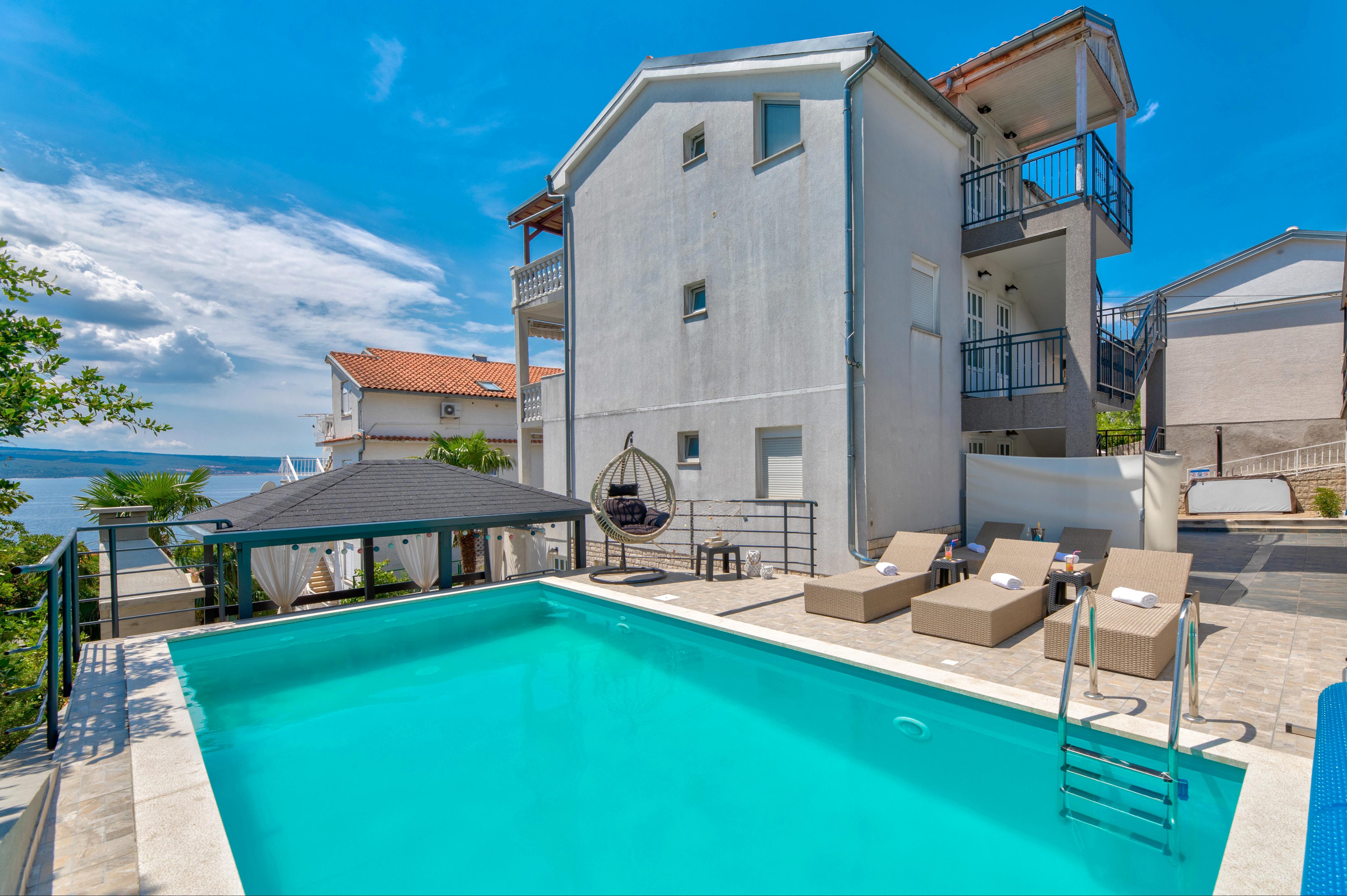 Ferienwohnung mit beheiztem Swimmingpool – Klima, Sat-TV, Balkon