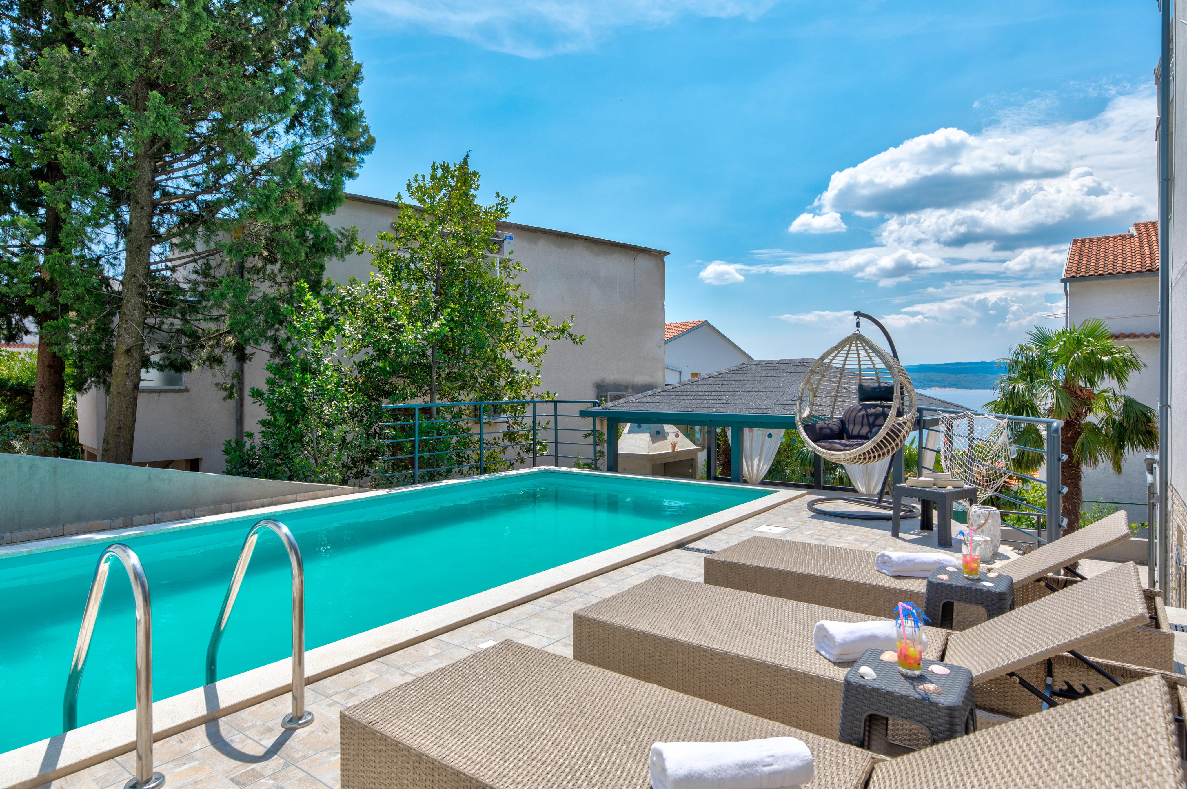 Ferienwohnung mit beheiztem Swimmingpool – Klima, Sat-TV, Balkon