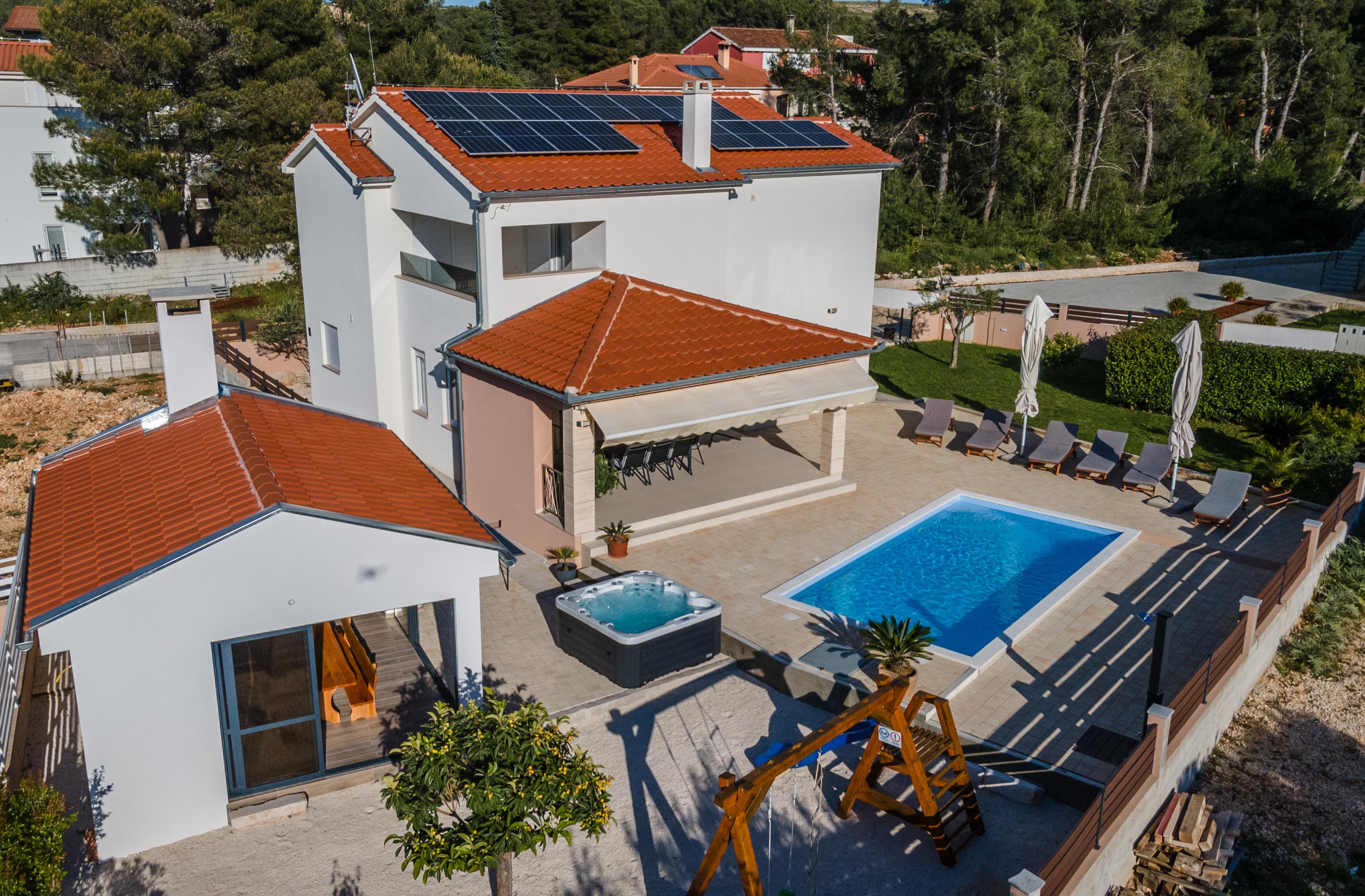 Hübsches Ferienhaus mit Swimmingpool 
