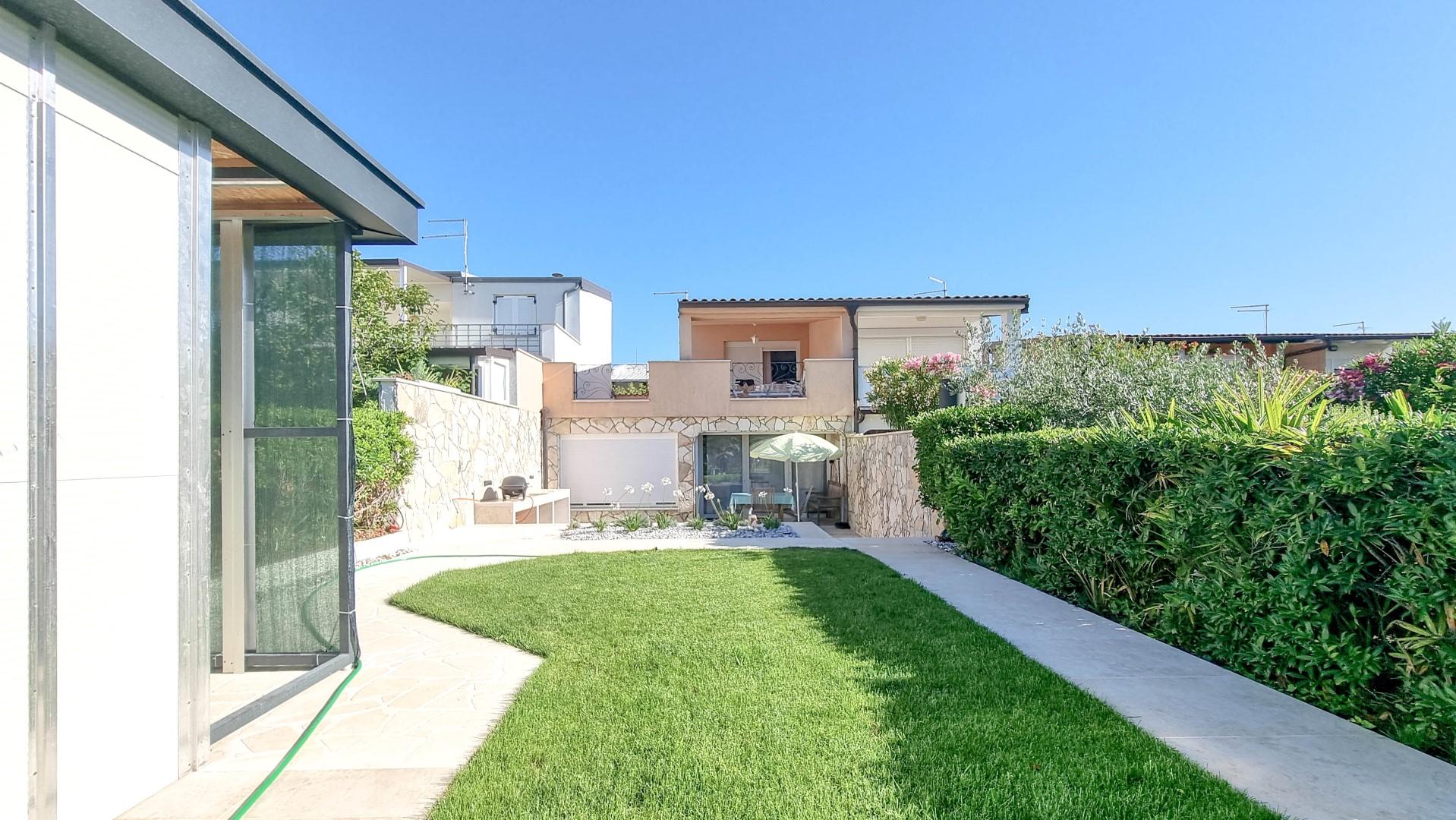 Schönes Haus auf zwei Etagen für 6 Personen mit Terrasse und Garten