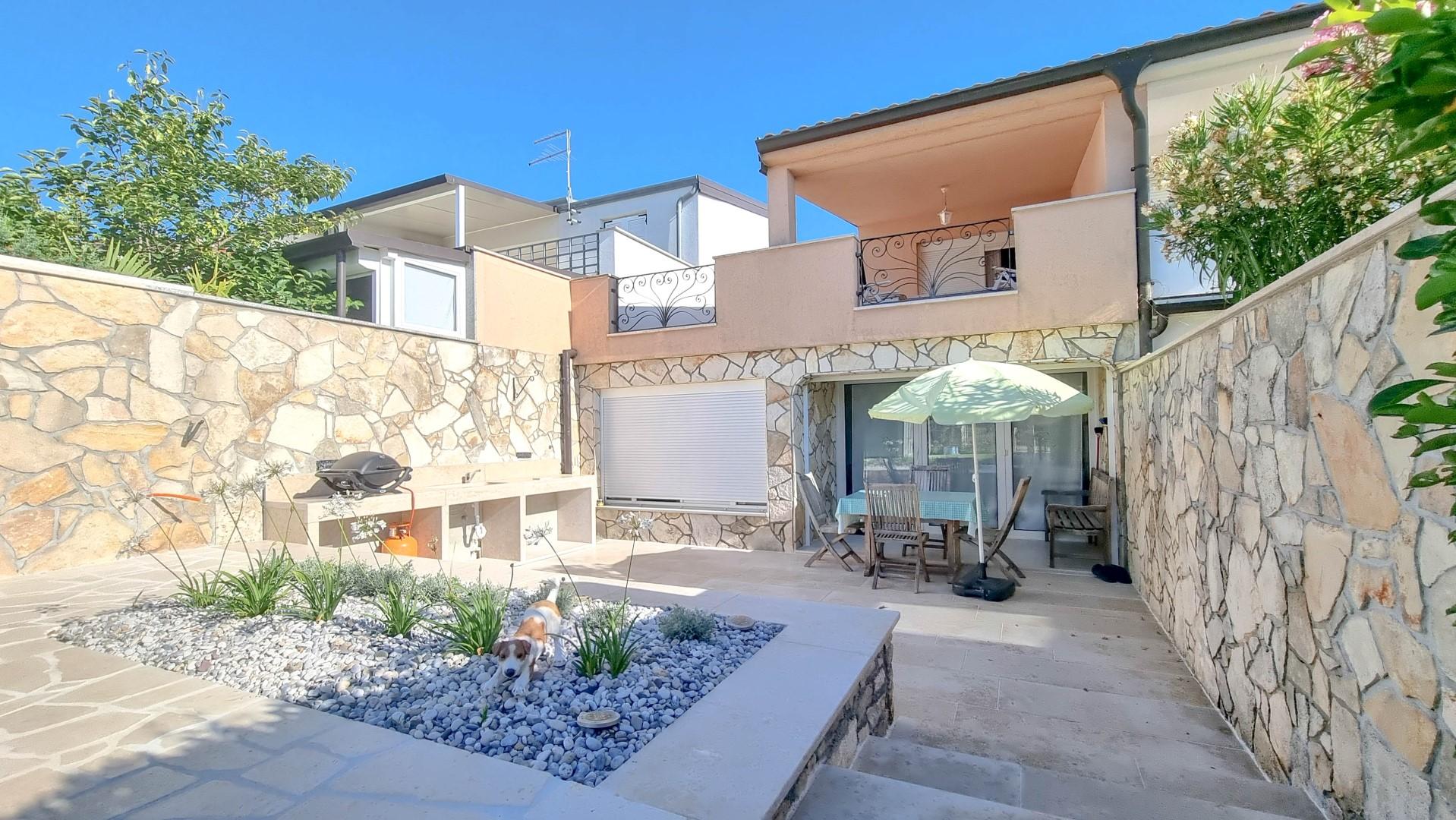 Schönes Haus auf zwei Etagen für 6 Personen mit Terrasse und Garten
