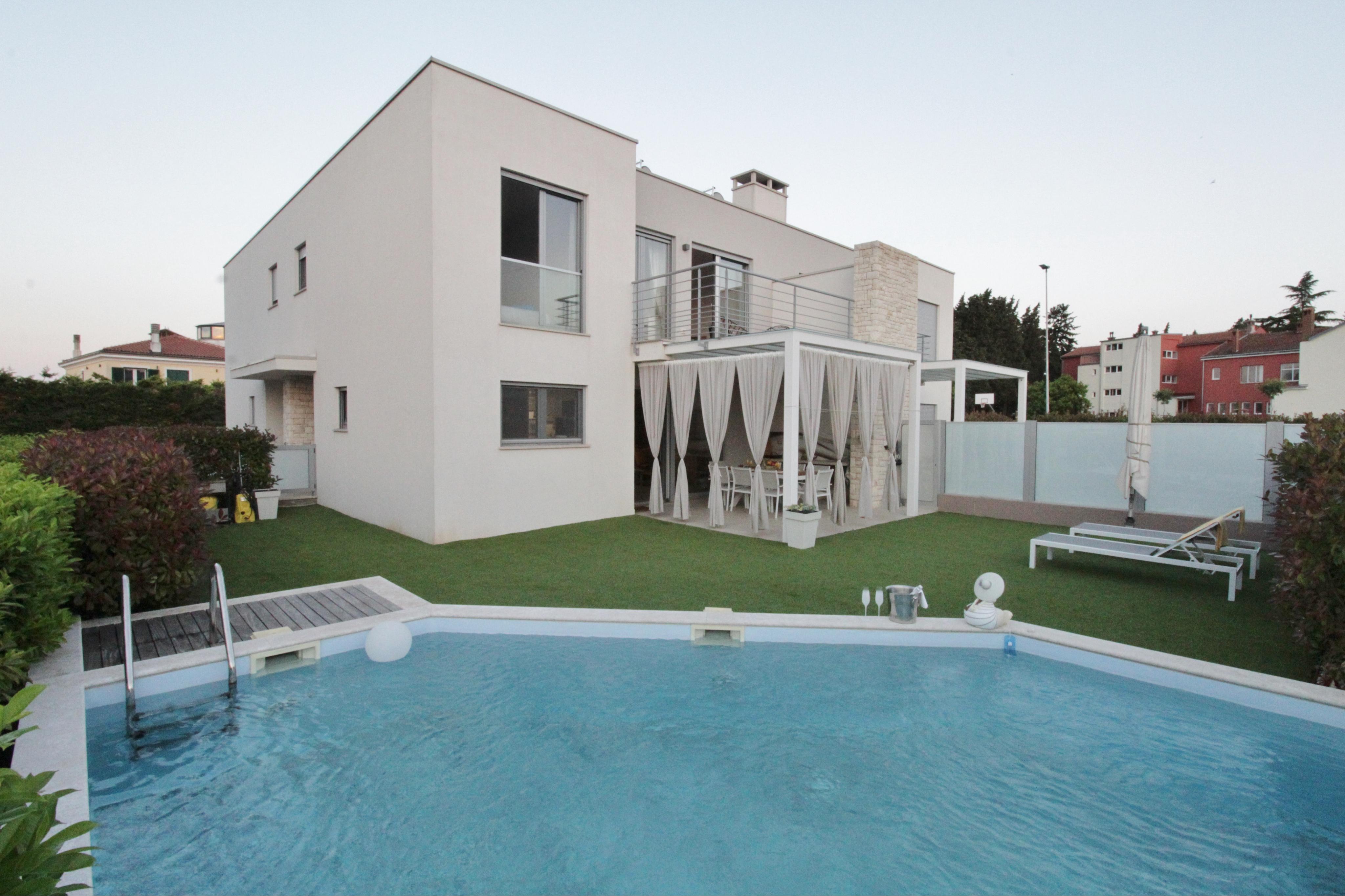 Luxus Villa mit Pool - nur 400m vom Meer entfernt