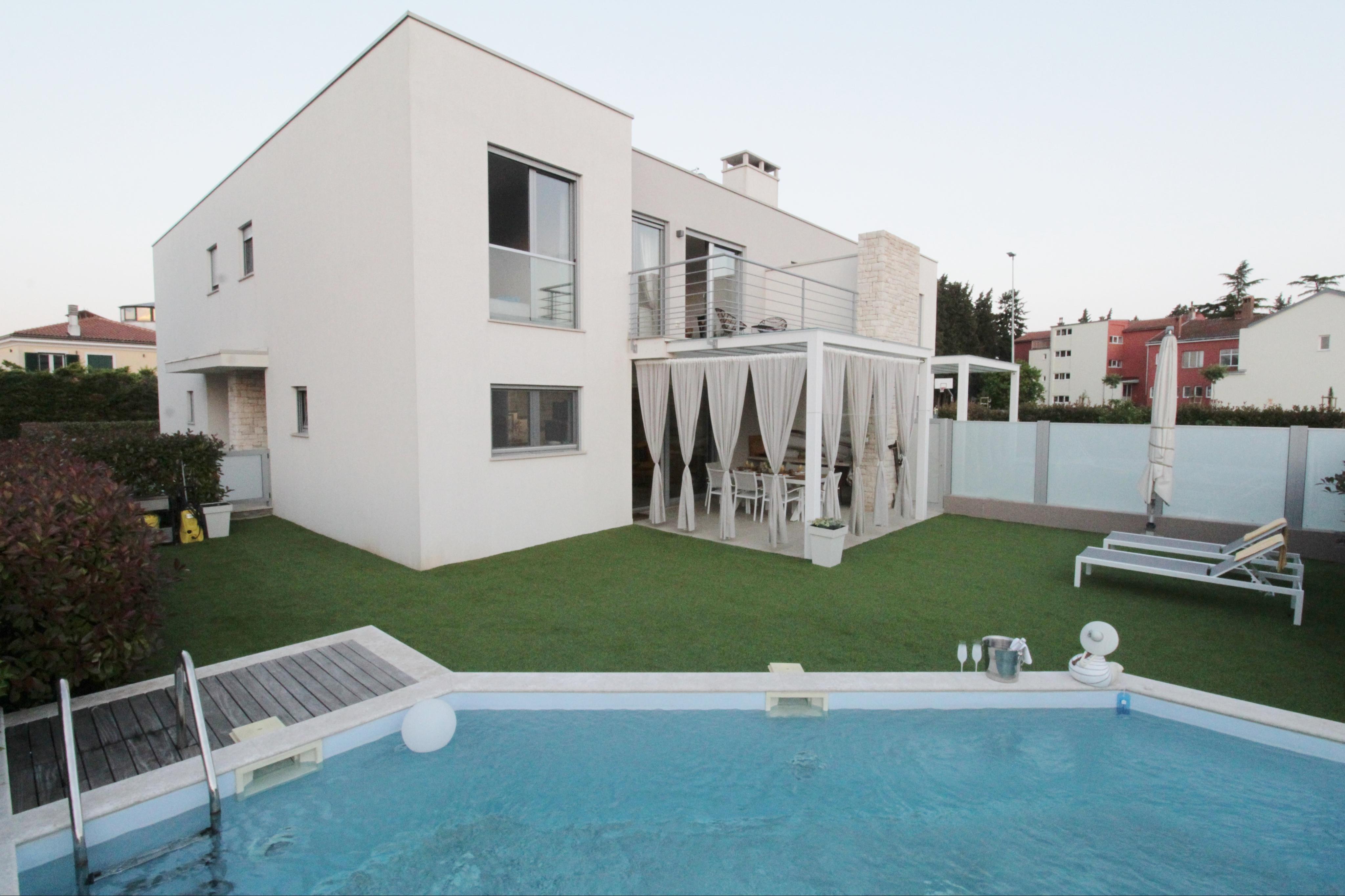 Luxus Villa mit Pool - nur 400m vom Meer entfernt
