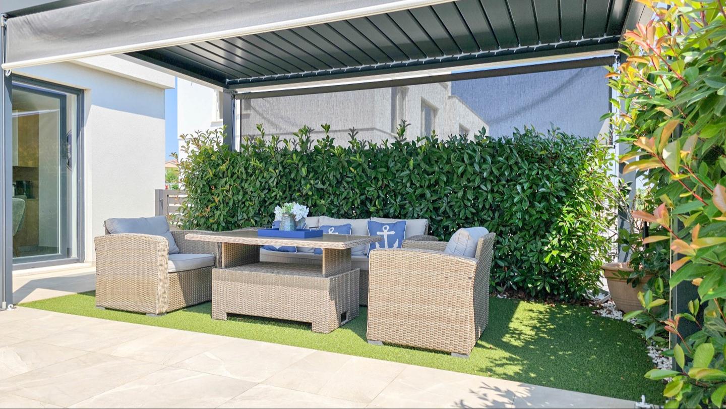 Ferienhaus mit Terrasse, Gartenmöbeln und Parkplatz