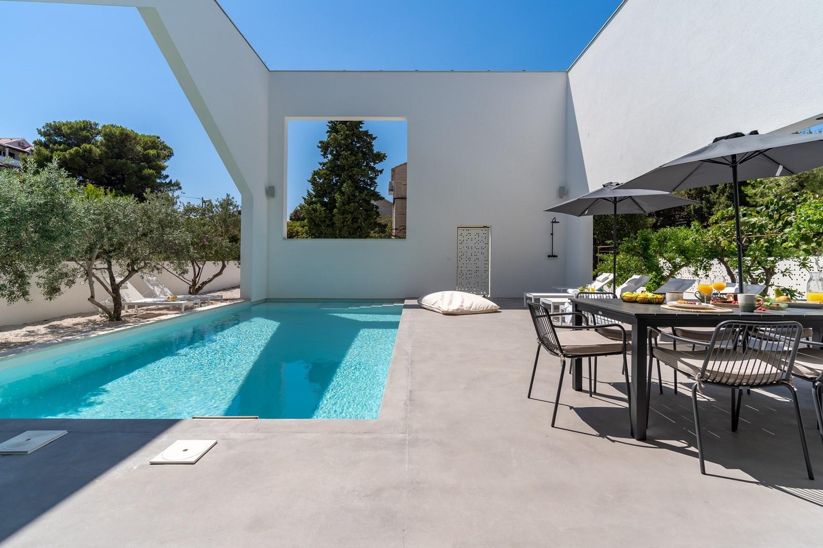 Moderne Traumvilla mit Swimmingpool & vielen Extras