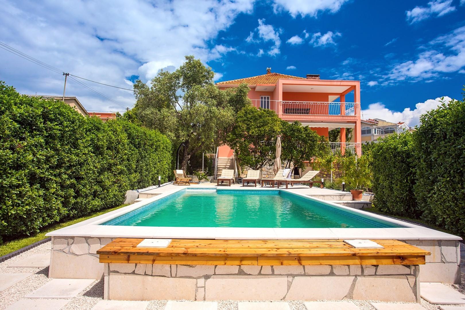 Herrliche Villa mit beheiztem Pool und Meerblick