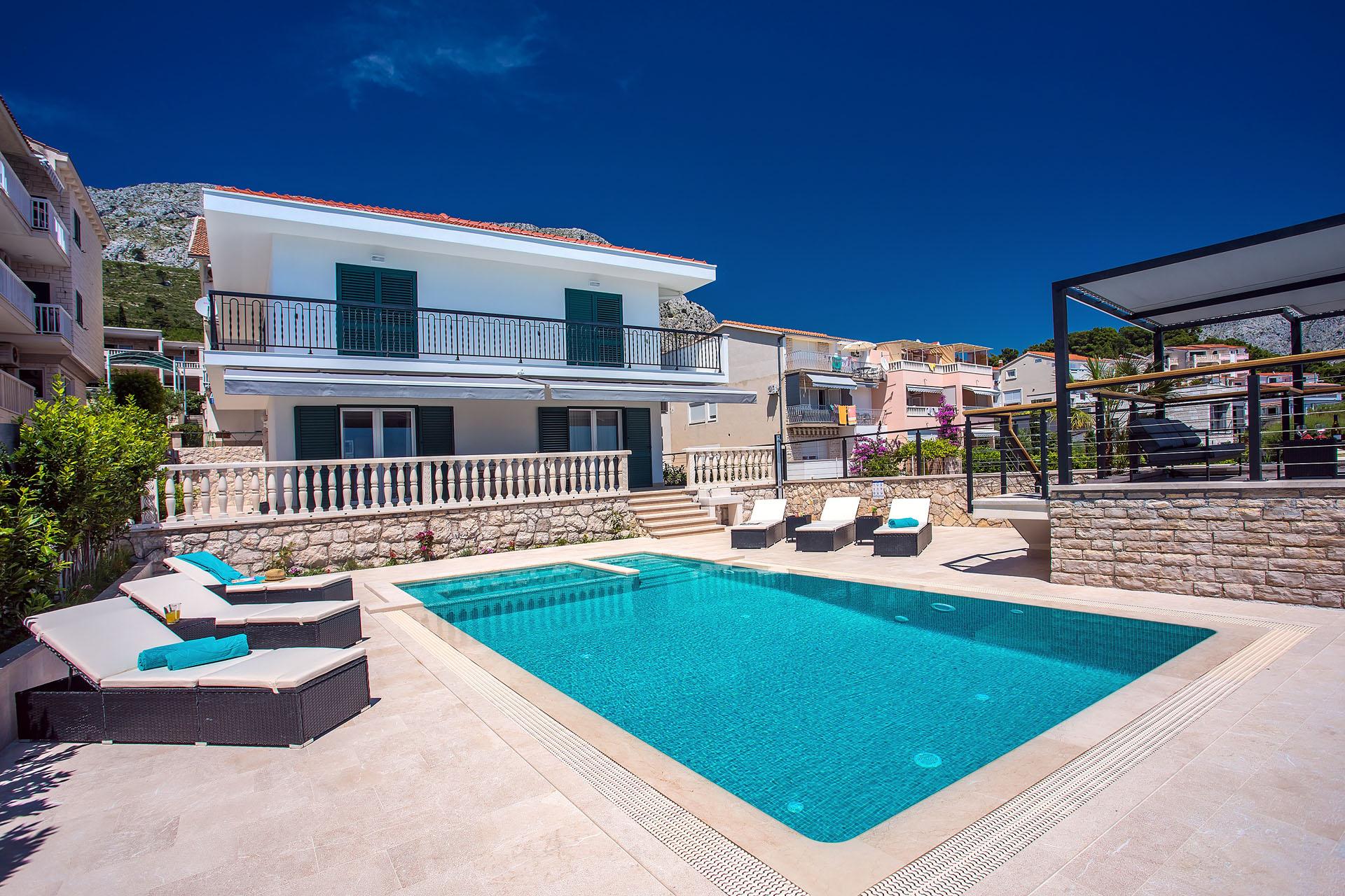 Traumhafte Lage | Villa mit Pool - direkt am Sandstrand