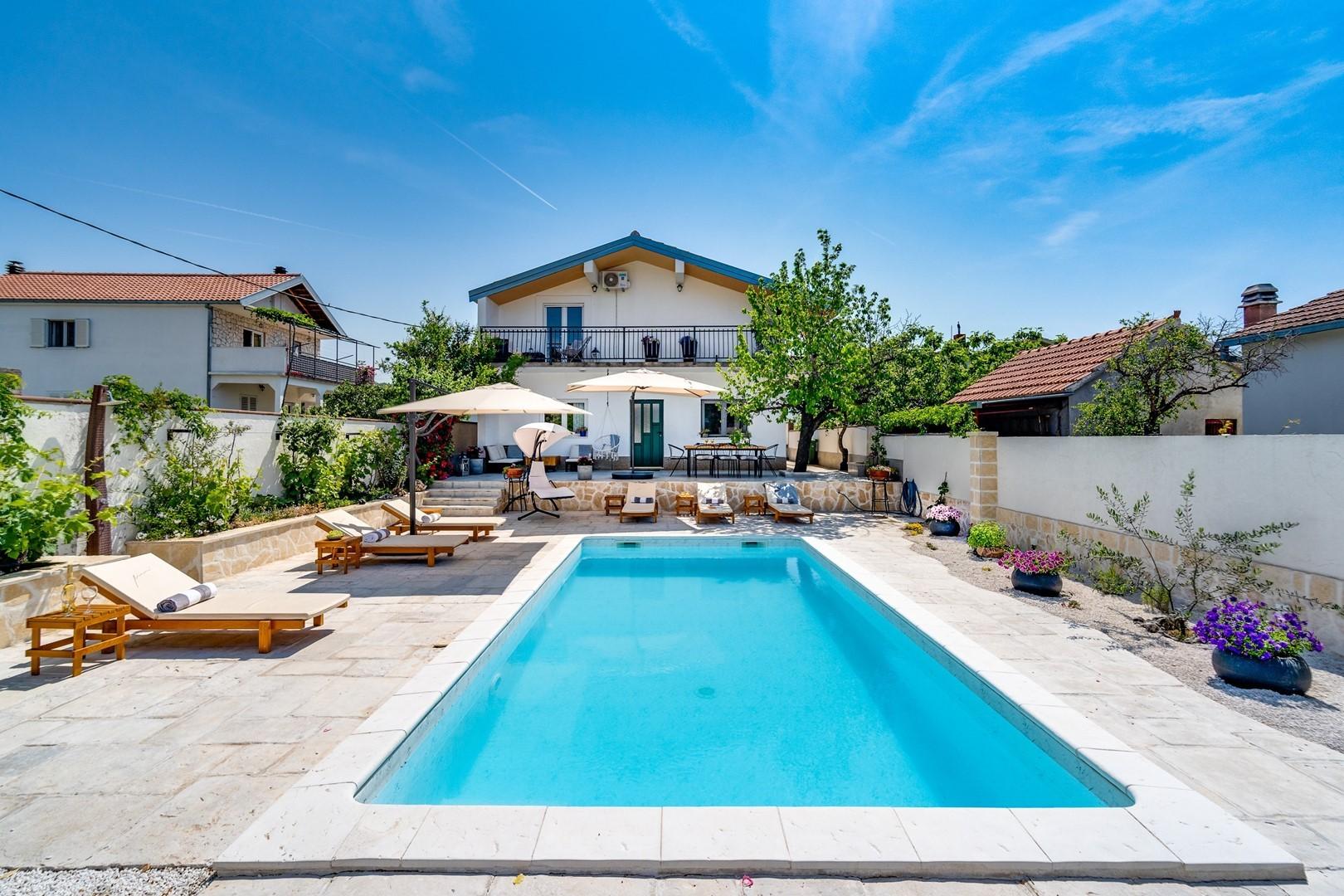 Schönes Feriendomizil mit Pool in Dograde bei Marina
