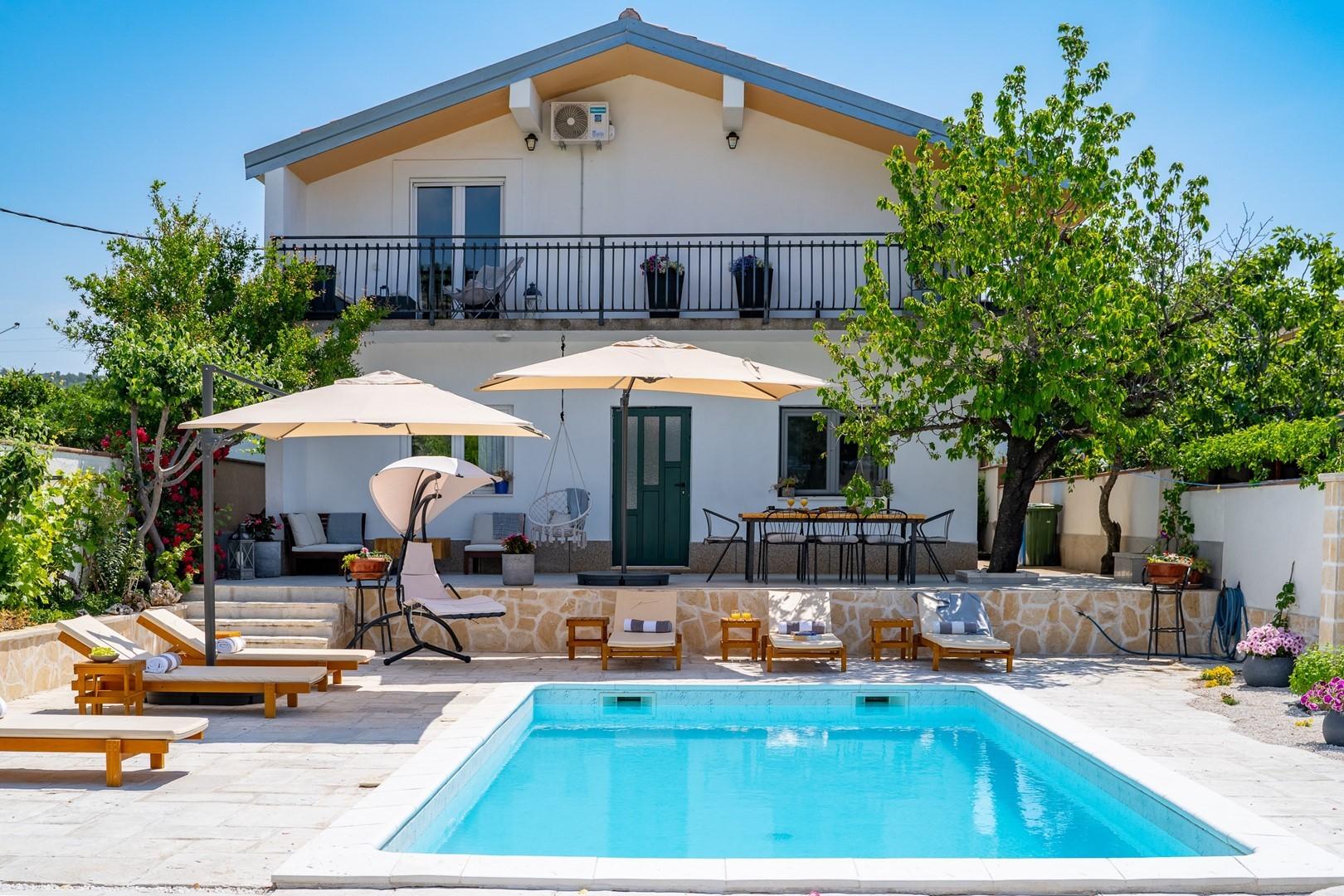 Schönes Feriendomizil mit Pool in Dograde bei Marina