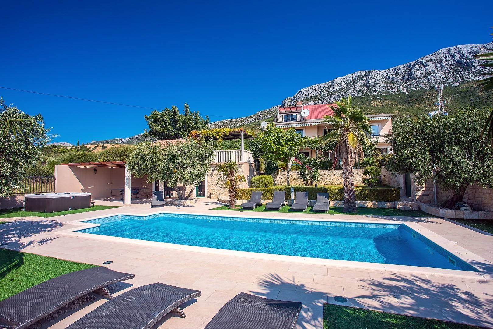 Luxusvilla mit beheizbarem Pool in Kastel Gomilica