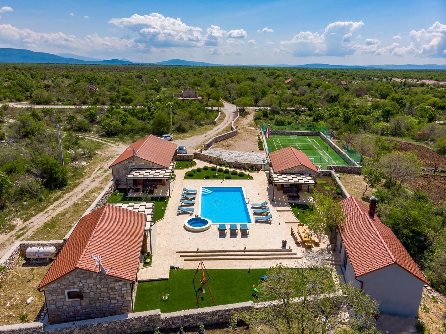 Villa mit Pool, Tennisplatz & Spa in Bogatic - Nahe NP Krka