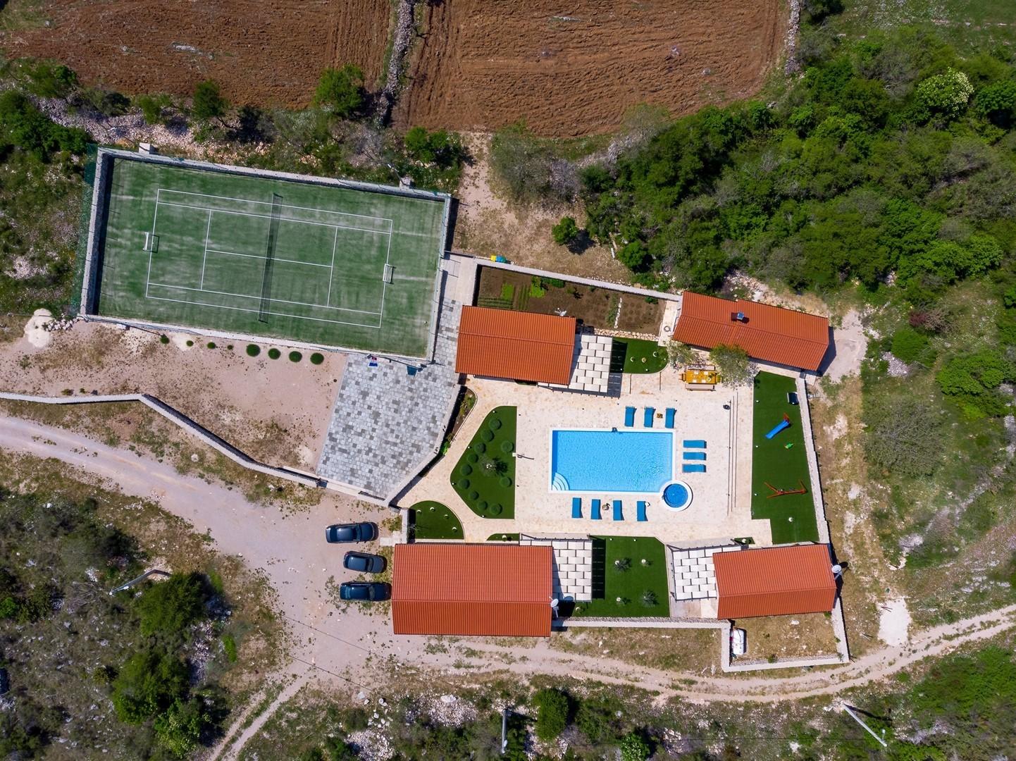 Villa mit Pool, Tennisplatz & Spa in Bogatic - Nahe NP Krka