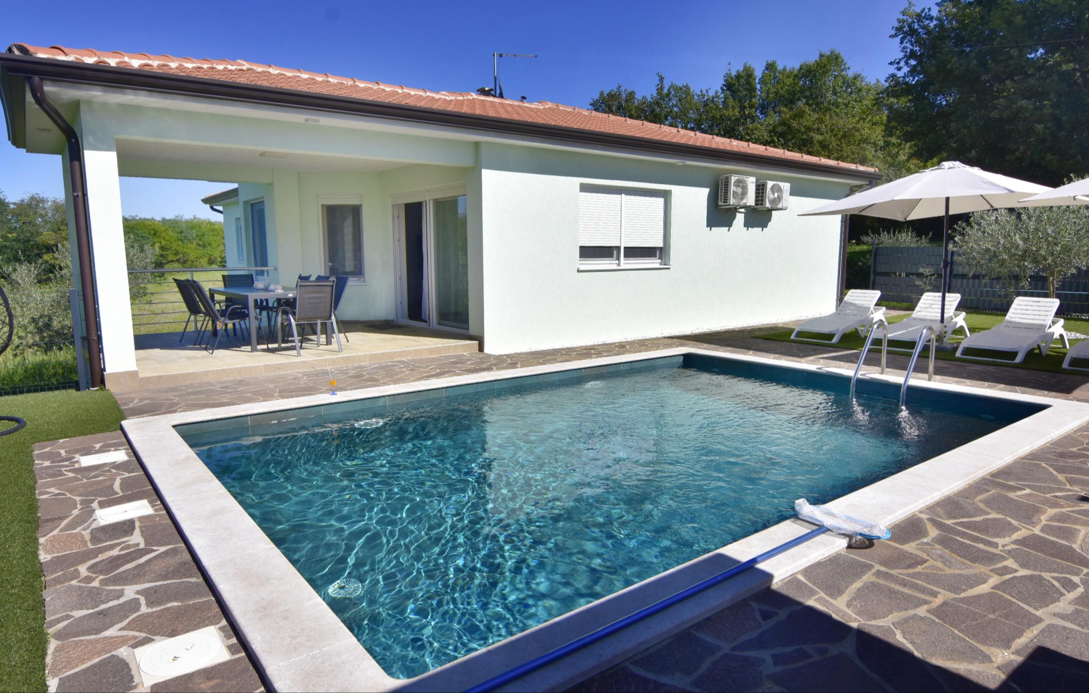 Neues Haus mit Pool in ruhiger Lage