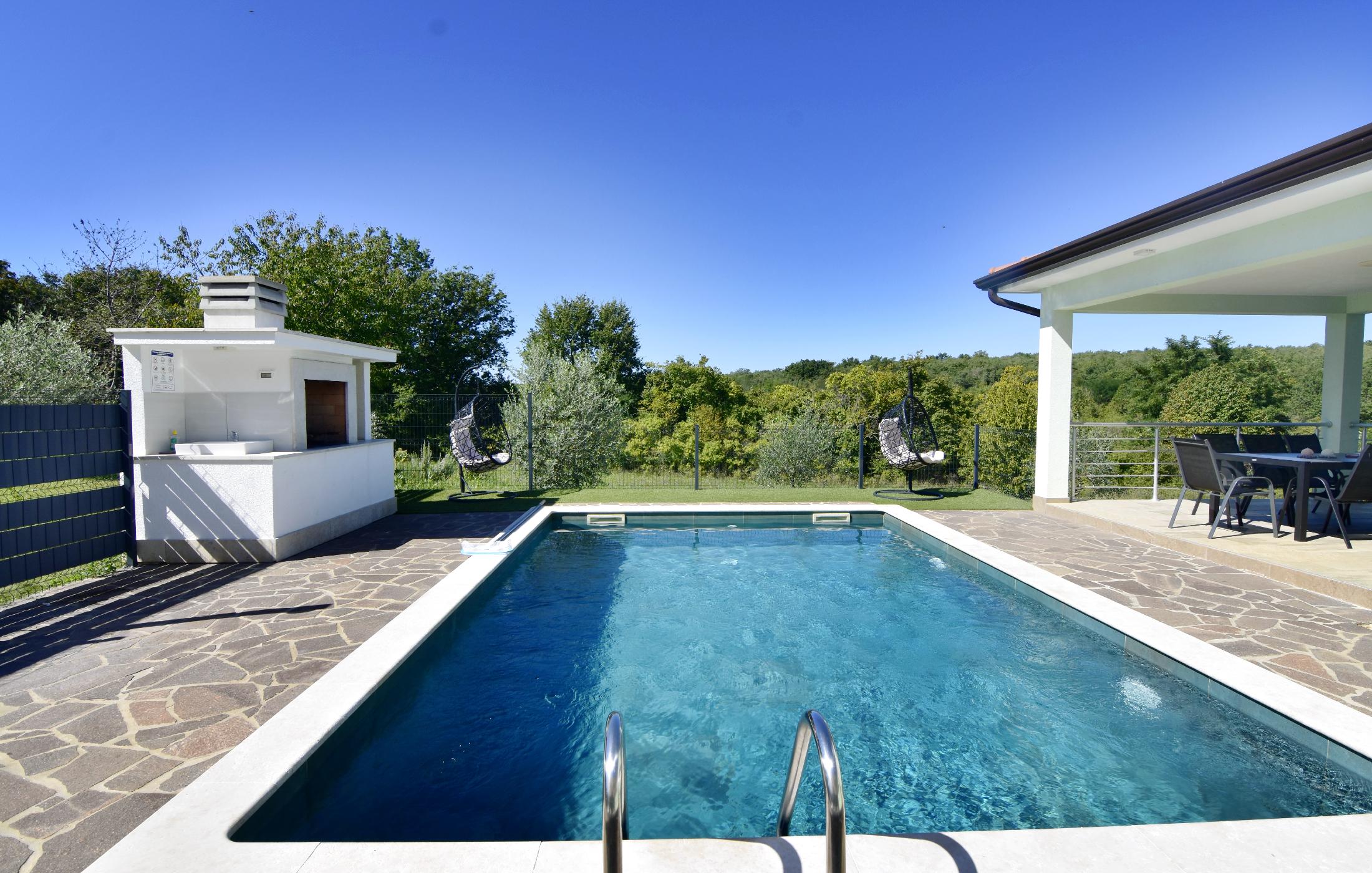 Neues Haus mit Pool in ruhiger Lage