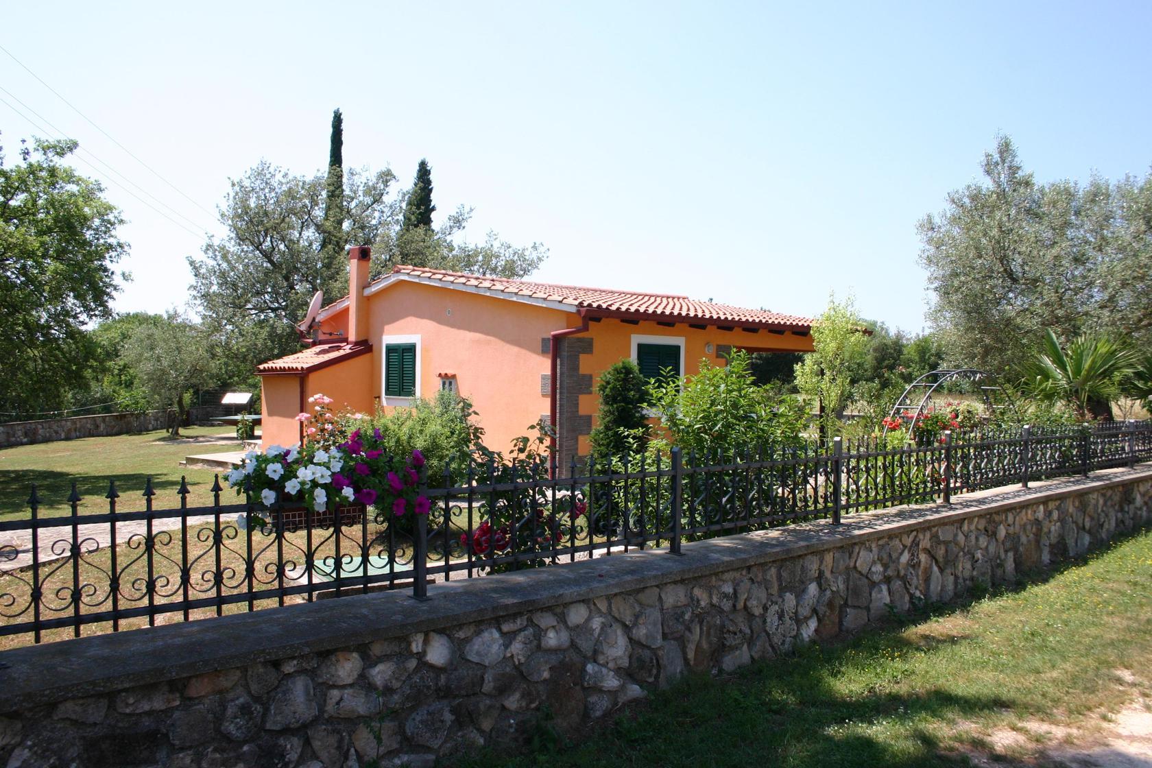 Ferienhaus für bis zu 5 Personen mit Garten, Terasse und Grill