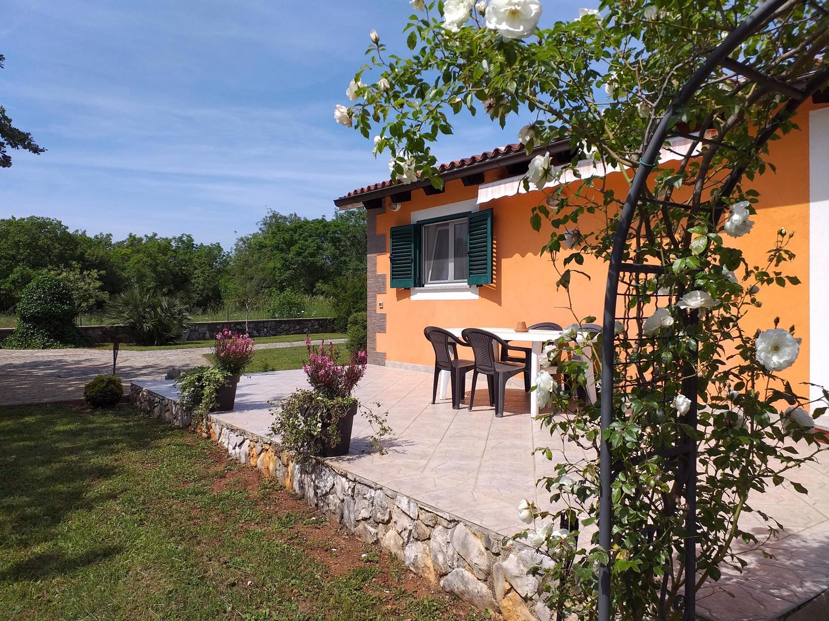 Ferienhaus für bis zu 5 Personen mit Garten, Terasse und Grill