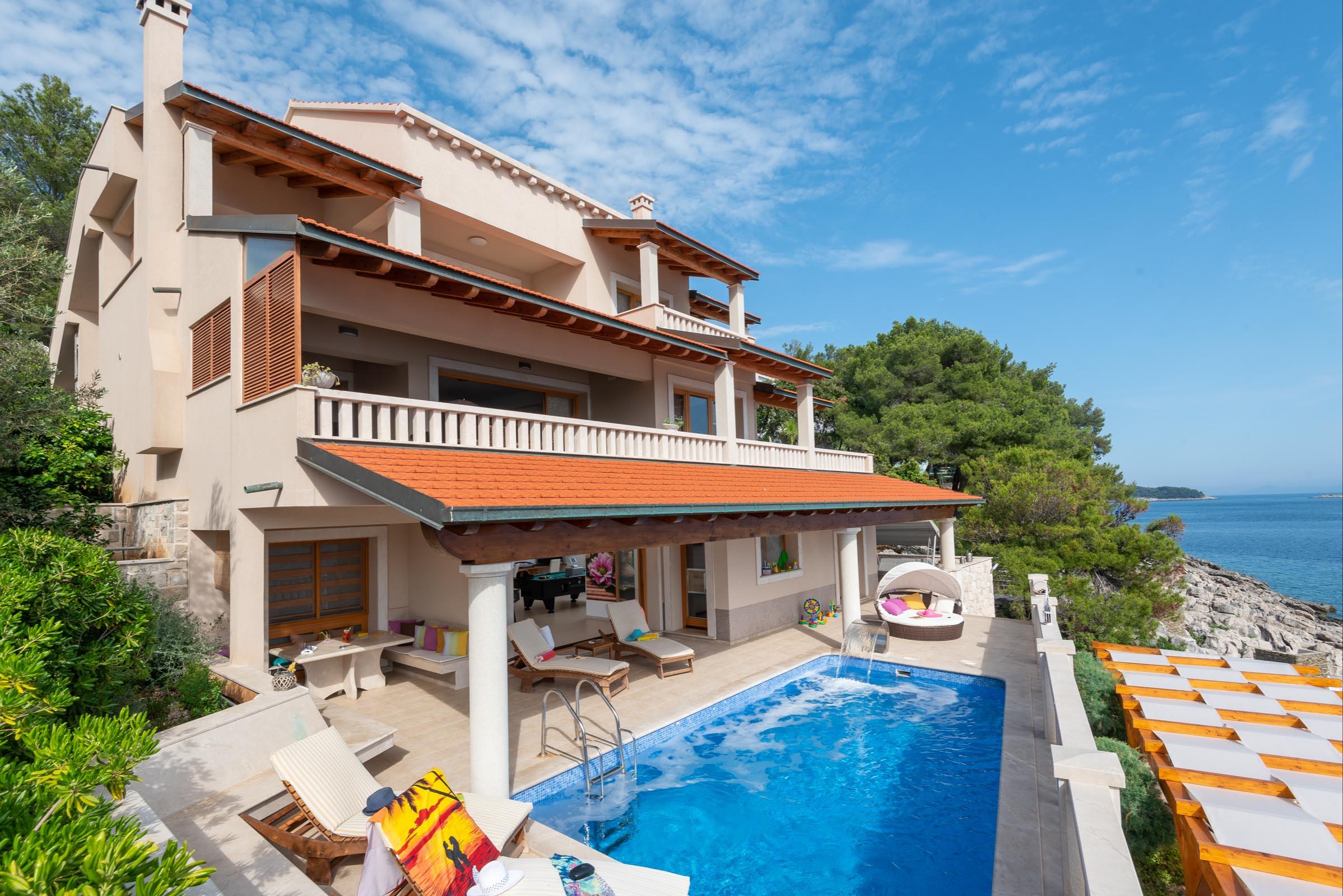 Erstaunliche Strandvilla mit 5 SZ, Swimmingpool und Meerblick