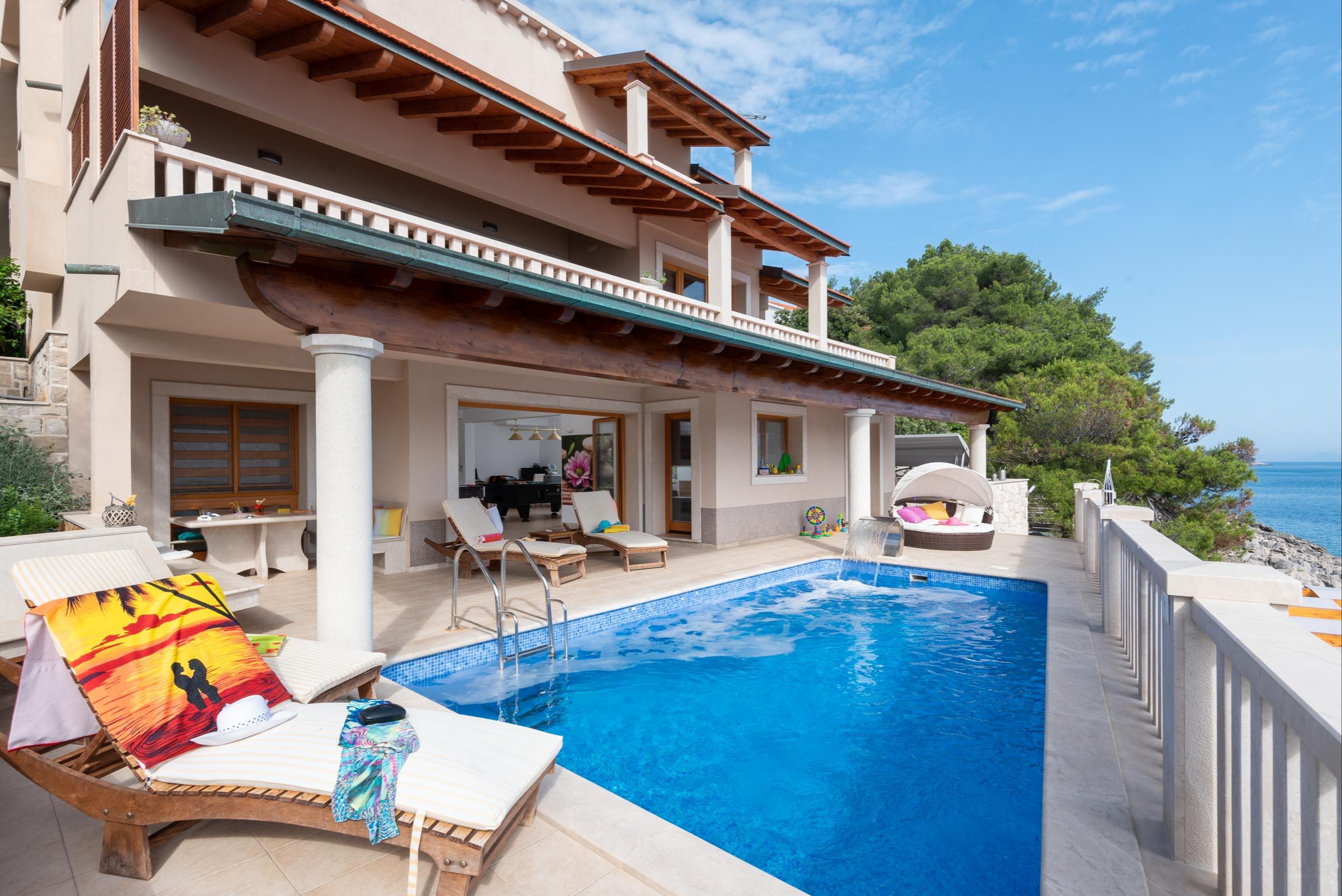 Erstaunliche Strandvilla mit 5 SZ, Swimmingpool und Meerblick