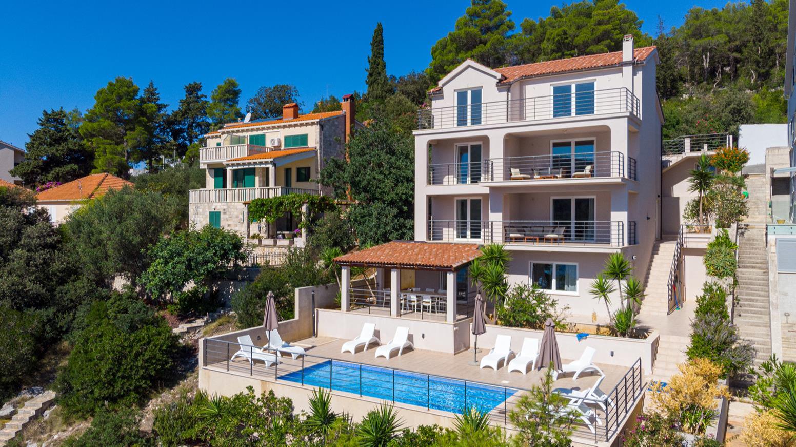 Villa mit Pool - 20 m vom Strand