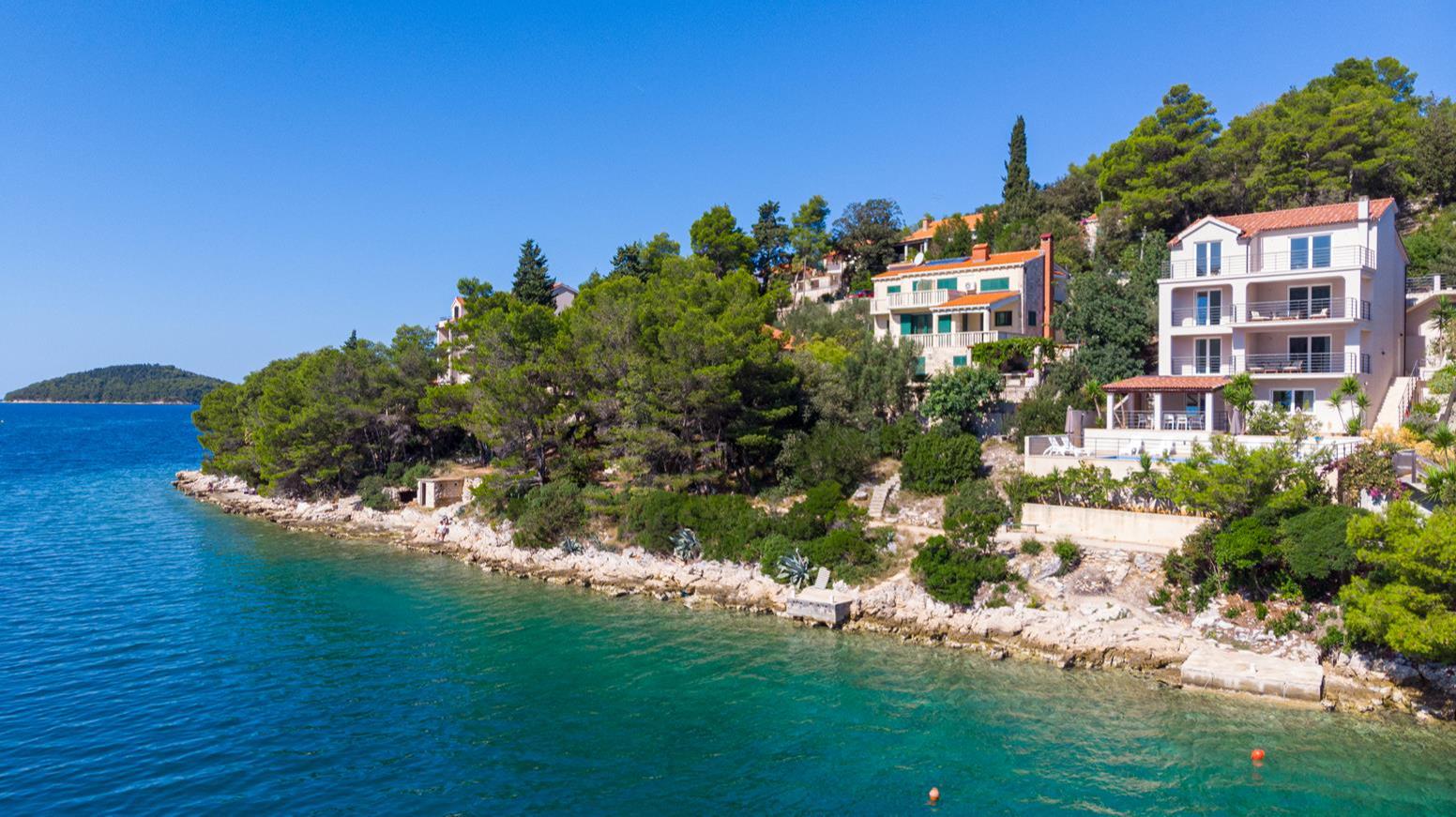 Villa mit Pool - 20 m vom Strand