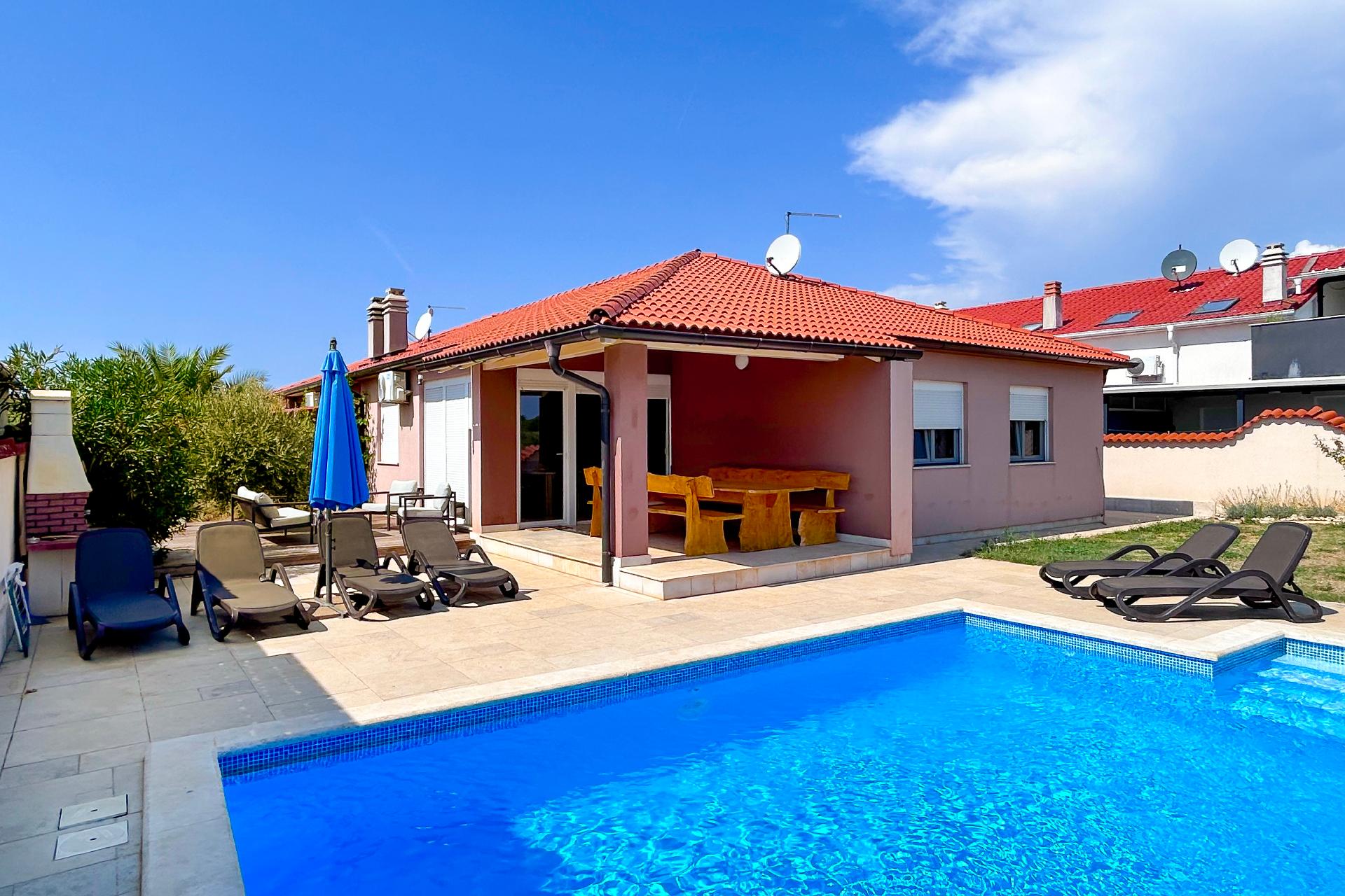 Ferienhaus mit Pool, Terasse und Grill