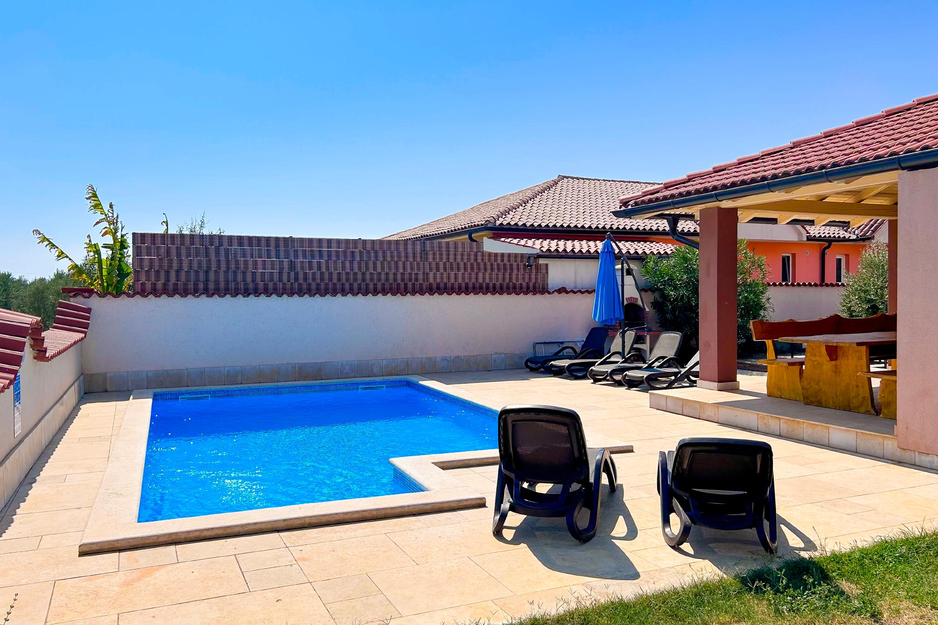 Ferienhaus mit Pool, Terasse und Grill