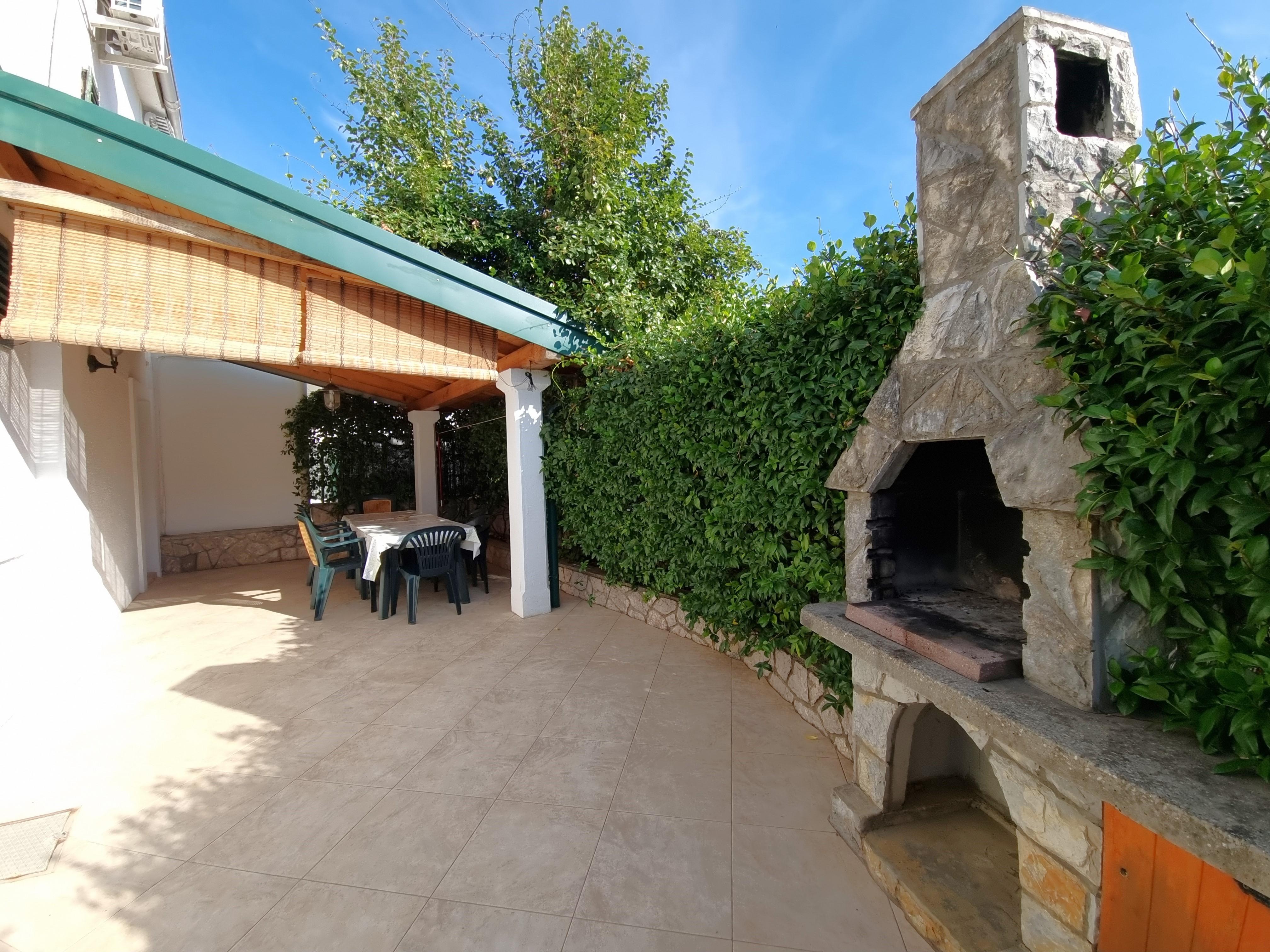 Geräumiges Ferienhaus mit zwei Klimaanlagen, Garten und Grill