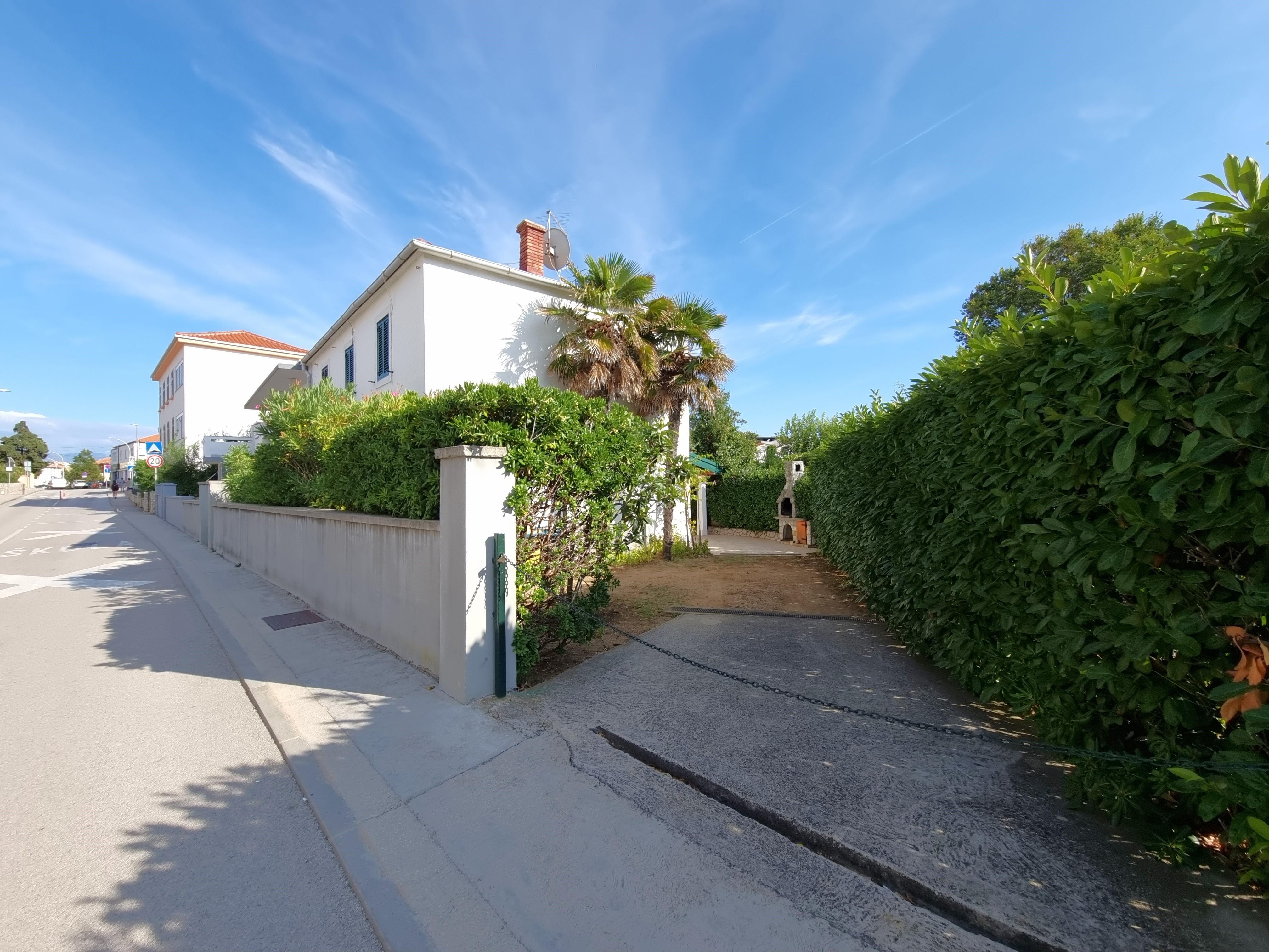 Geräumiges Ferienhaus mit zwei Klimaanlagen, Garten und Grill