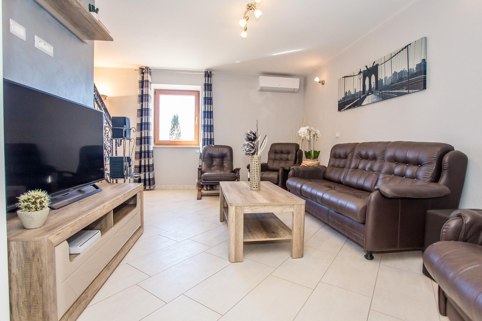 Rustikal eingerichtetes Ferienhaus mit eigener Taverne, 5 km von Porec