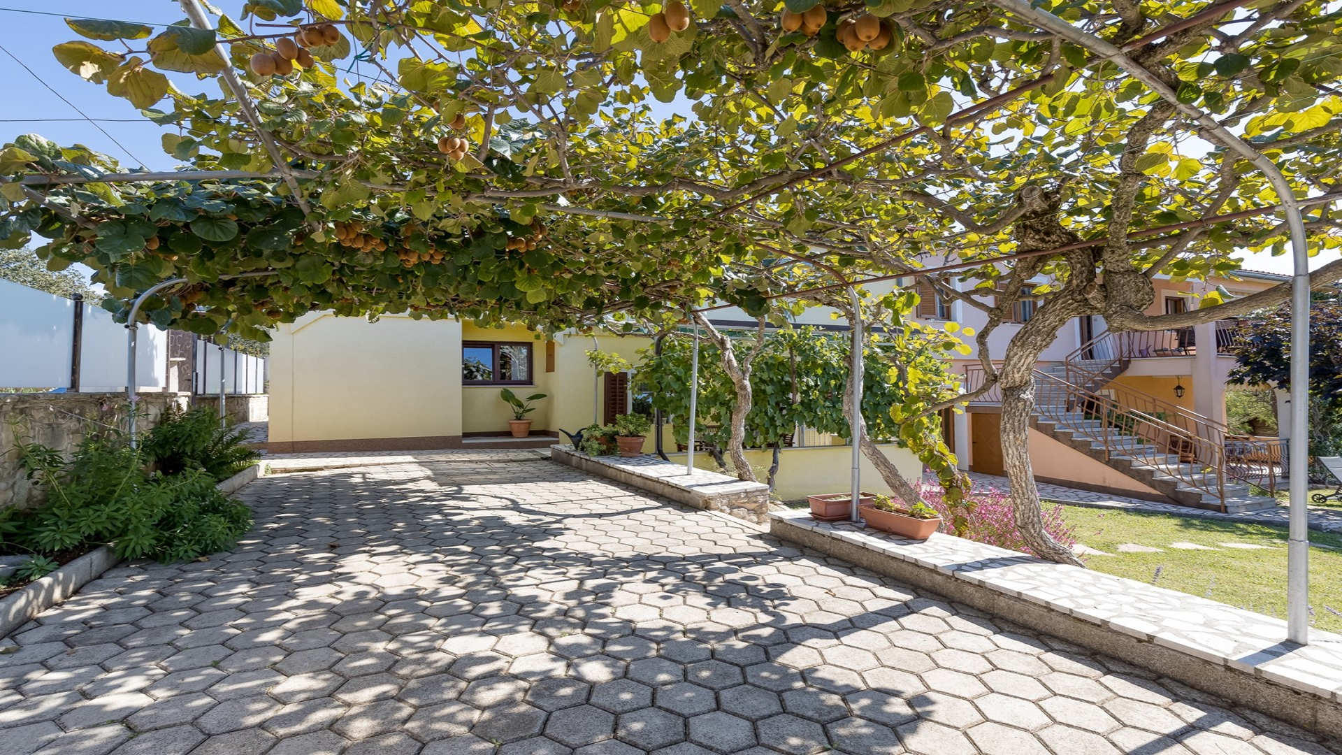 Apartment mit zwei Schlafzimmern, Garten und Terrasse in Kaštelir