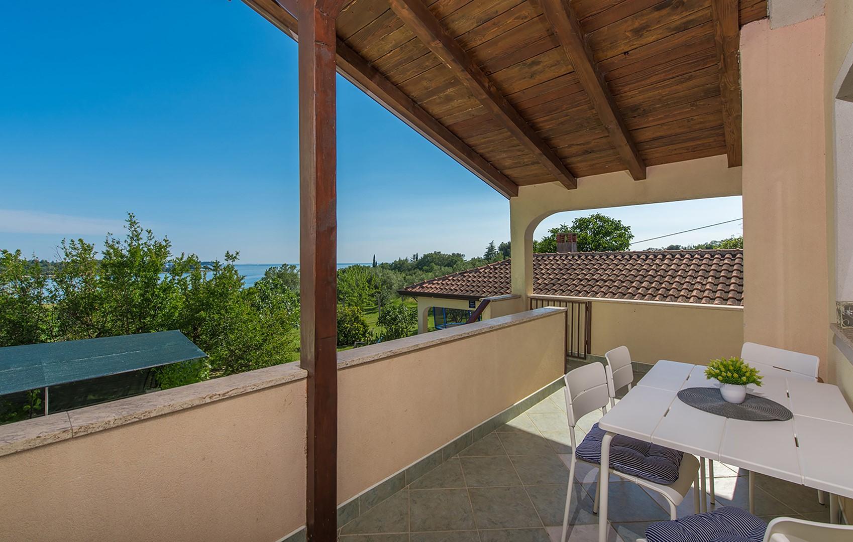 Ferienwohnung für 4-6 Personen mit Balkon und Meerblick