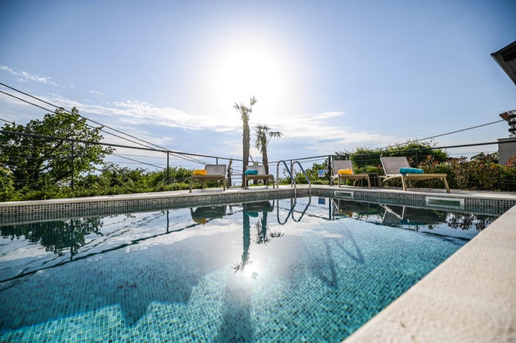 Moderne Villa mit Swimmingpool & Garten