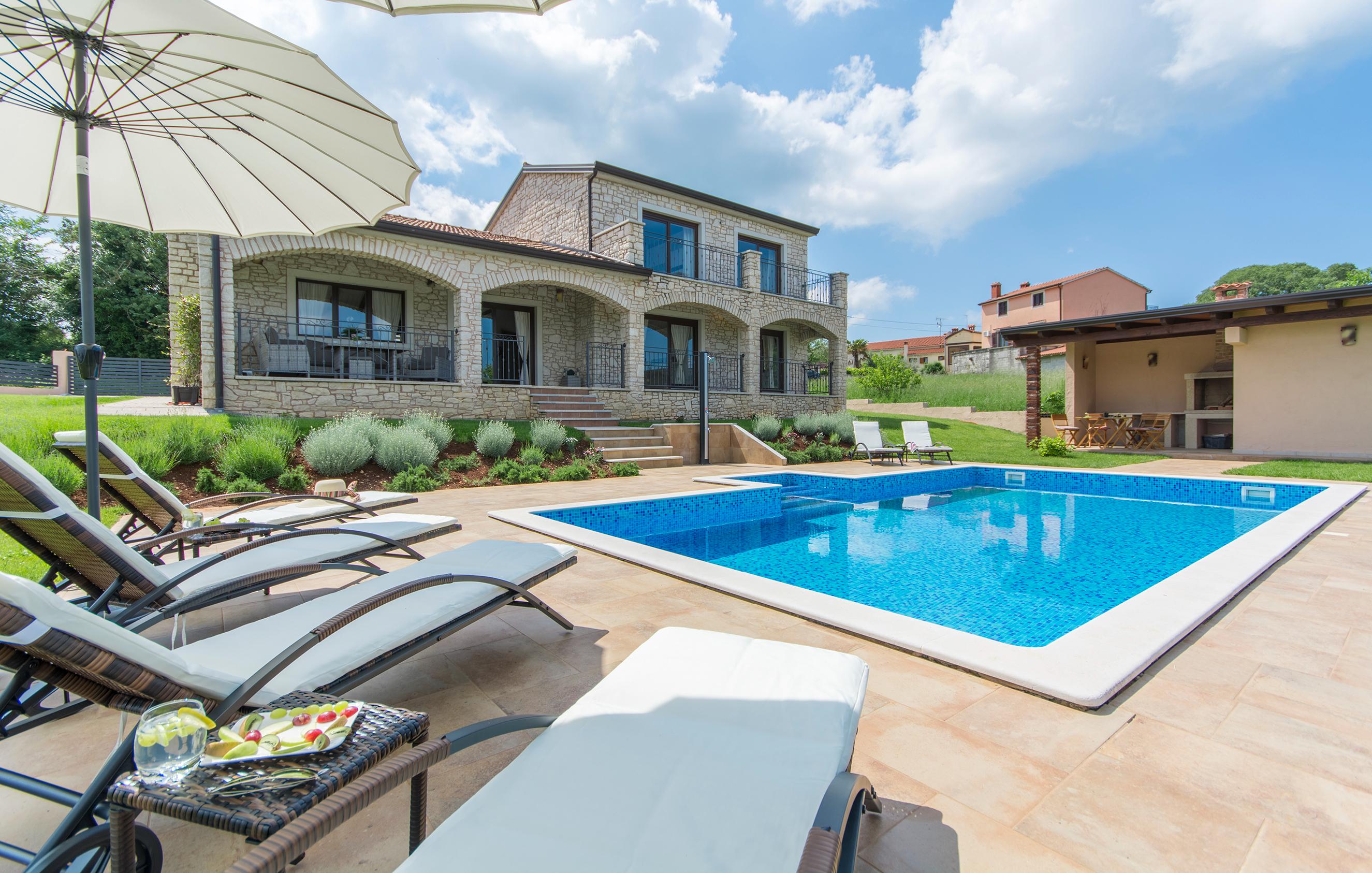 Villa mit Pool in landschaftlicher Umgebung