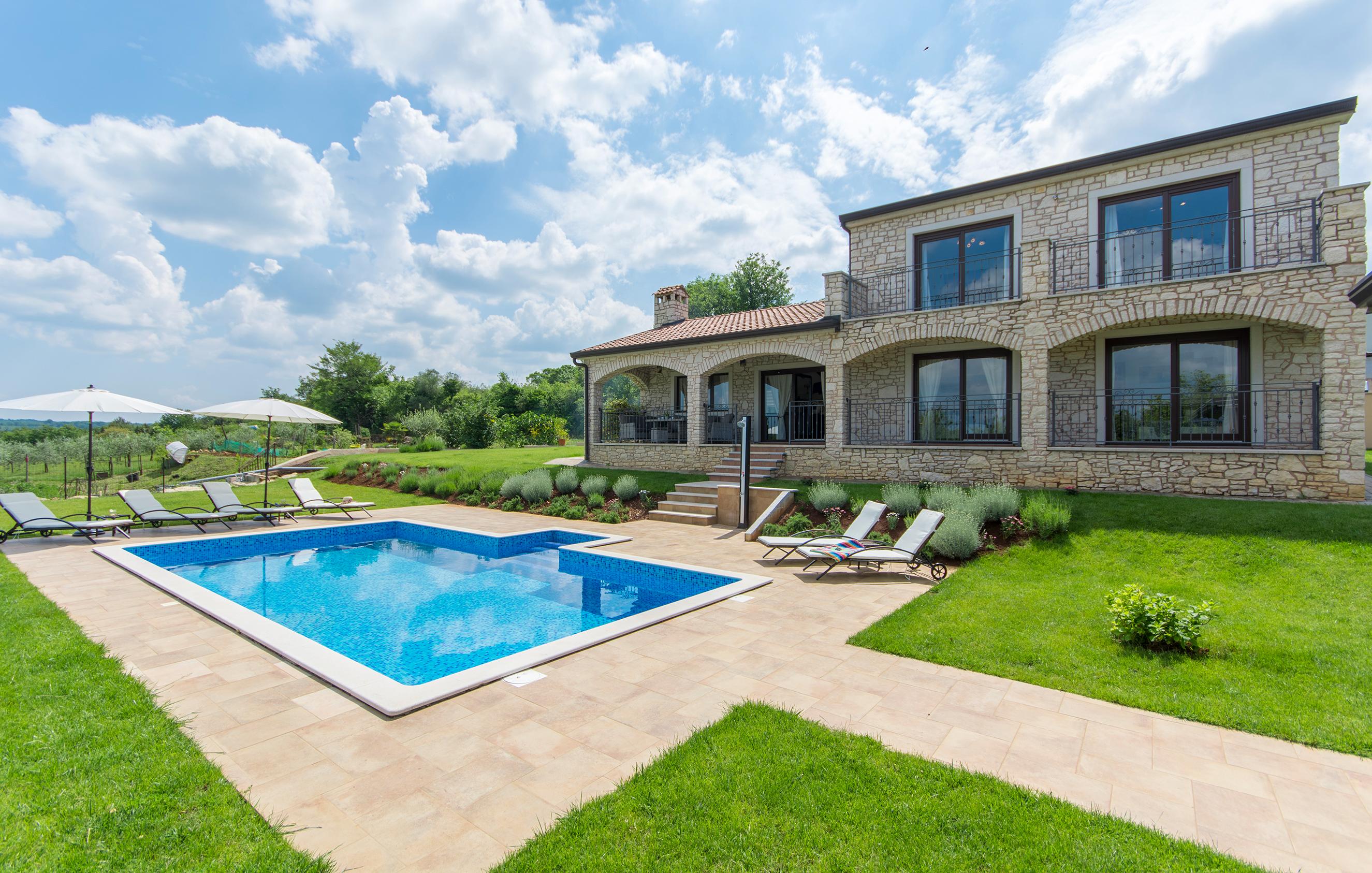 Villa mit Pool in landschaftlicher Umgebung