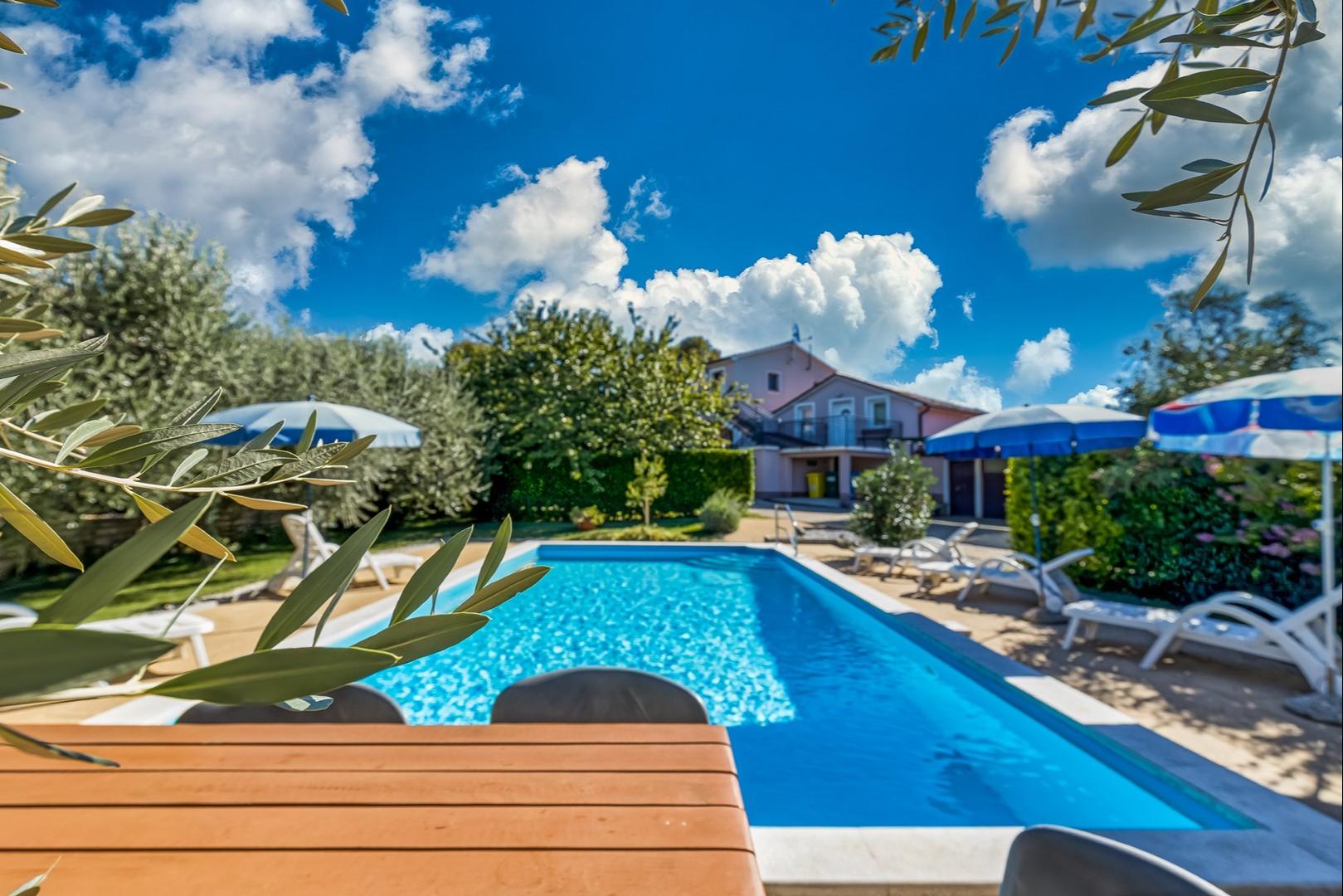 Ferienhaus mit privatem Pool und eingezäuntem Garten für 6 Personen