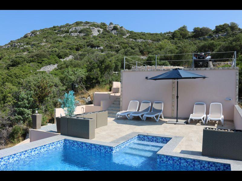 Naturhaus mit Pool und Meerblick auf der Insel Pasman