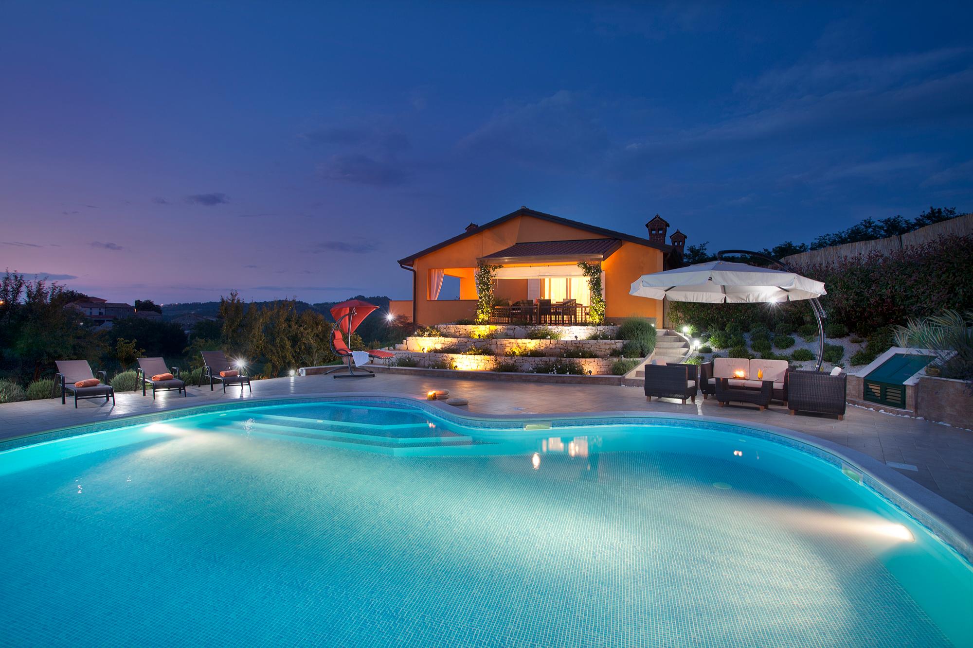 Moderne Villa mit Pool, Wellnessbereich & vielen Extras in Karojba