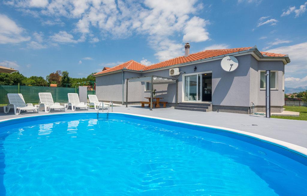 Ferienhaus in Murvica mit Pool und großem Garten